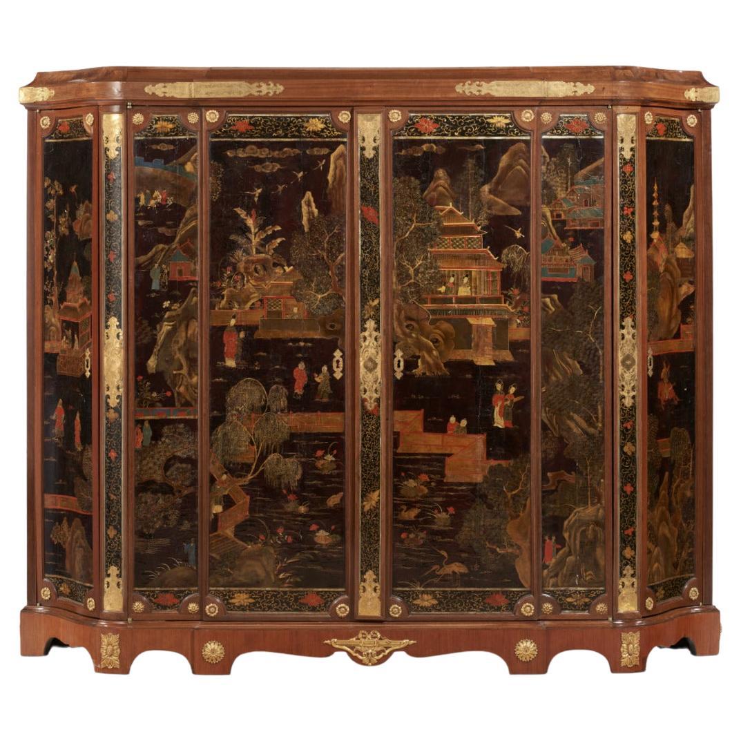 Rare meuble de rangement Louis XV en bois de tulipier et laque chinoise monté en bronze doré en vente