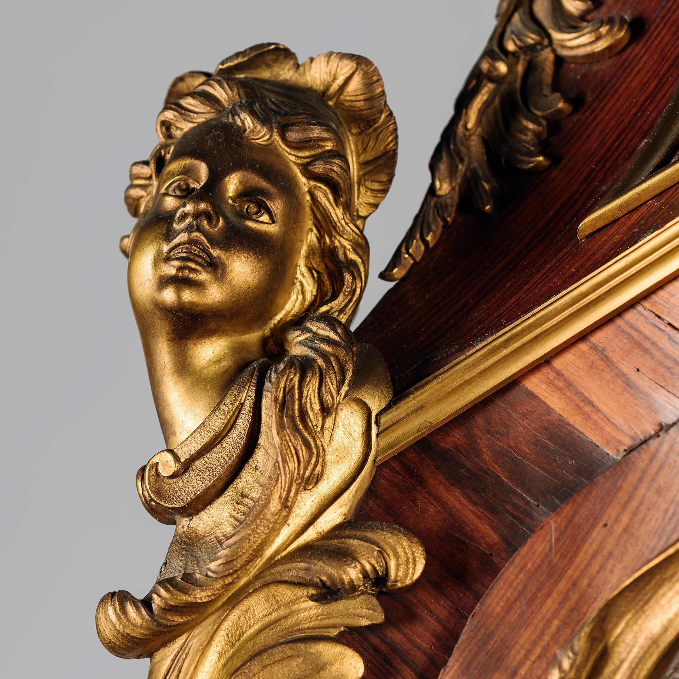 Eine wichtige und äußerst seltene vergoldete Bronze-Bombenvitrine im Louis XV-Stil, die eindeutig Maison Krieger zugeschrieben wird.

Auf der Rückseite der Beschläge an den vier Gesimsecken und den Blumenranken ist das Monogramm LM, möglicherweise