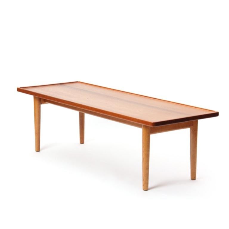 Mesa baja/banco/mesita de café rectangular con tablero de teca maciza y base de roble, con un detalle de borde fresado poco común. la altura total puede reducirse a petición del cliente. Más información en breve.