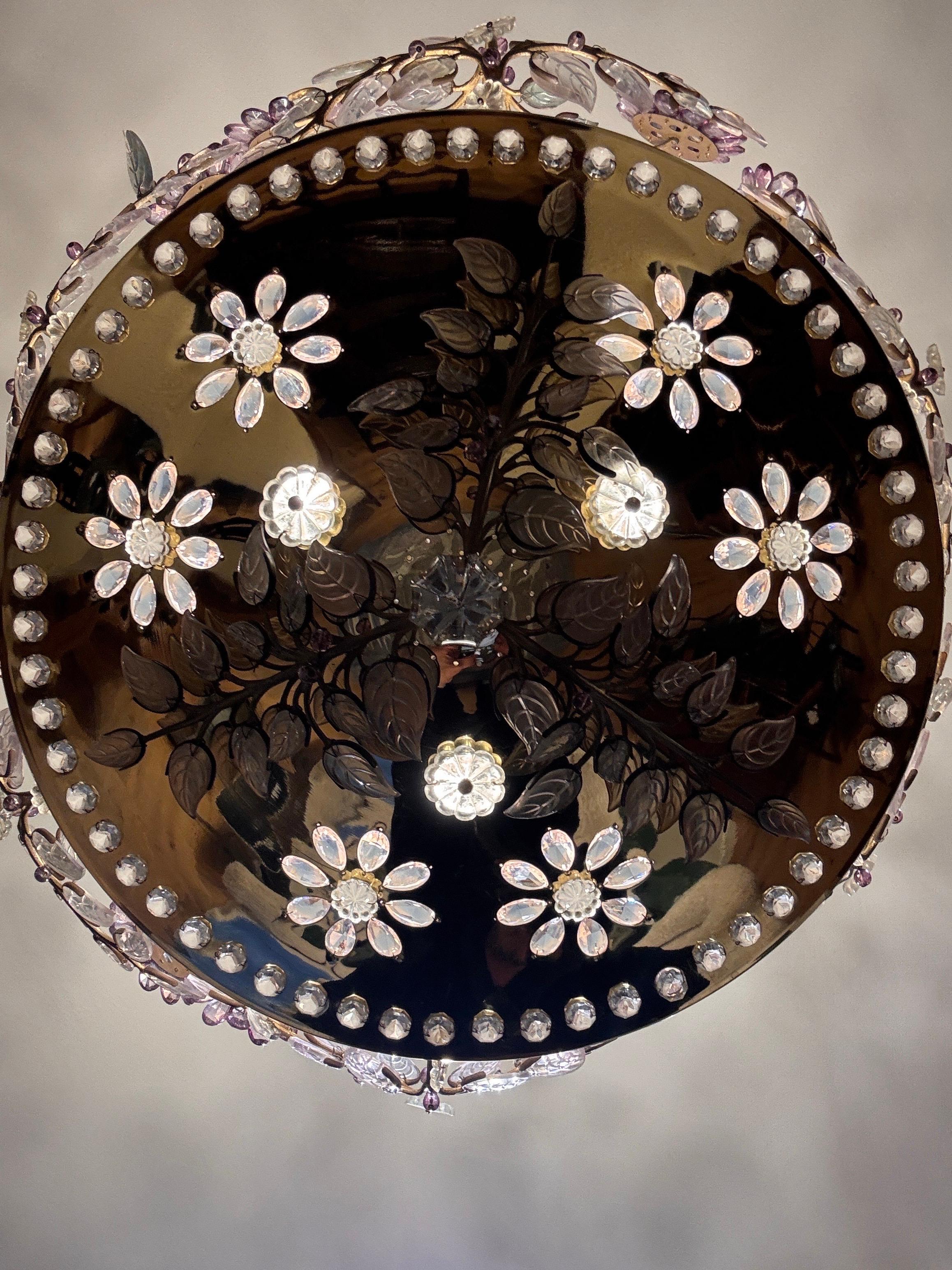 Impresionante lámpara de araña de seis luces con maravillosos pétalos y hojas de cristales de colores sobre ramas de metal dorado. c.1950/60s Francia MAISON BAGUES
Todo original con el cristal perfecto, incluida la tapa de latón y la cadena