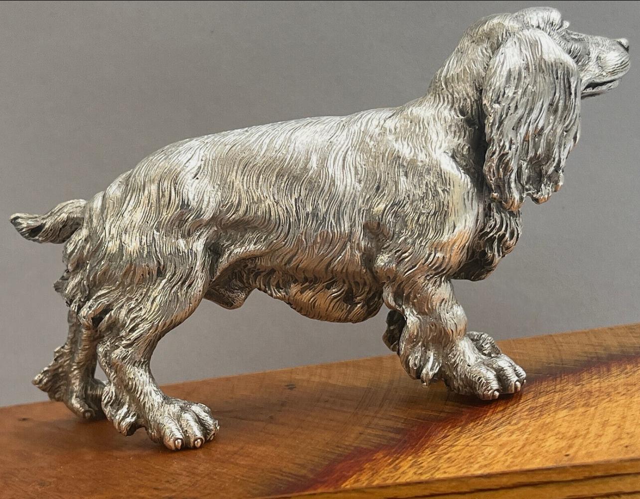 Rarísima escultura vintage de perro de plata maciza de Mario Buccellati, Italia, mediados del siglo XX. Este impresionante objeto cocker spaniel mide aproximadamente 15 cm de largo y pesa aproximadamente 353 gramos. La escultura está firmada M.