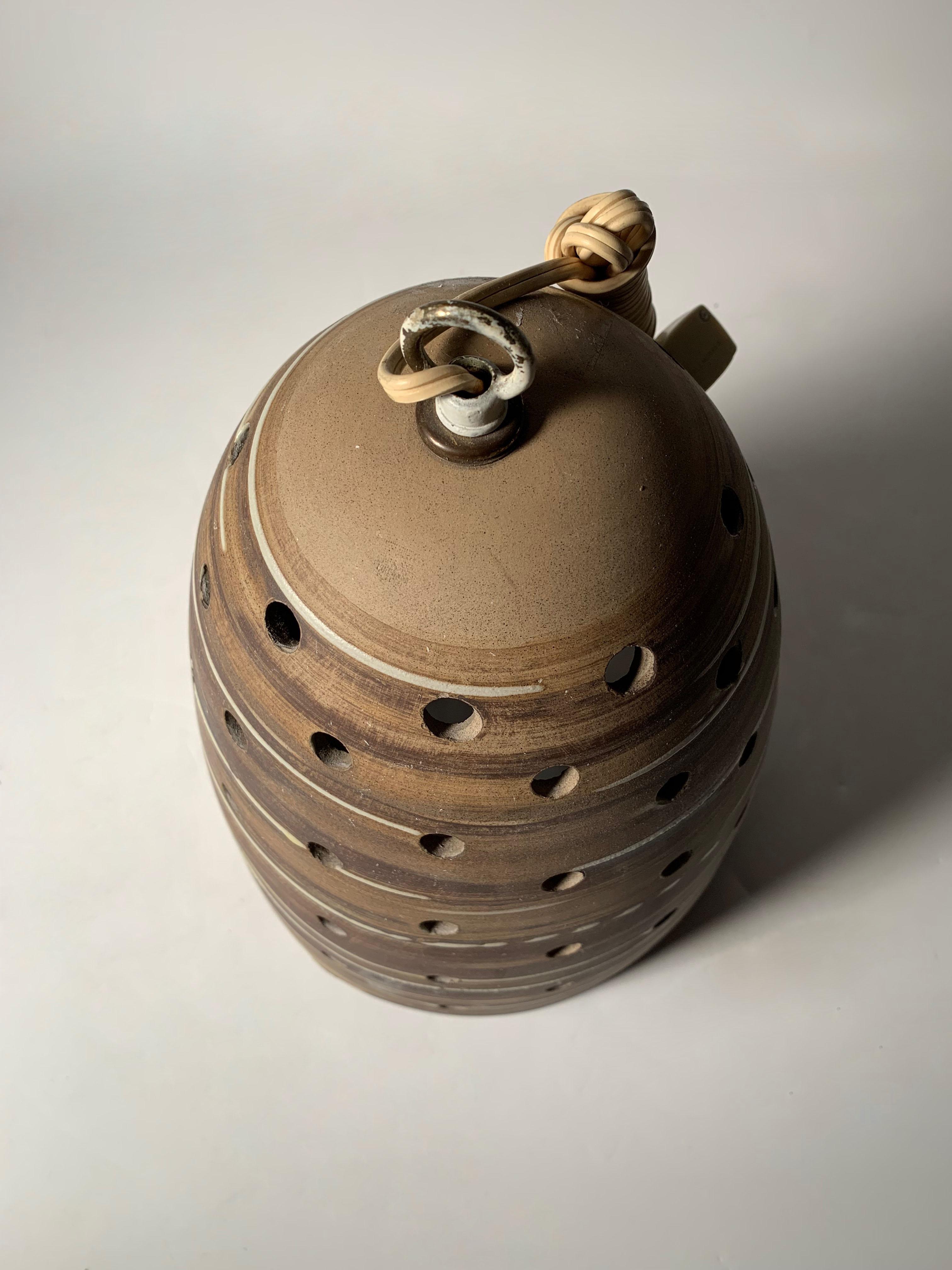 Seltene Martz Hängeleuchte aus Keramik mit Wirbelglasur-Schirm, Lampe Marshall Studios im Zustand „Gut“ im Angebot in Chicago, IL