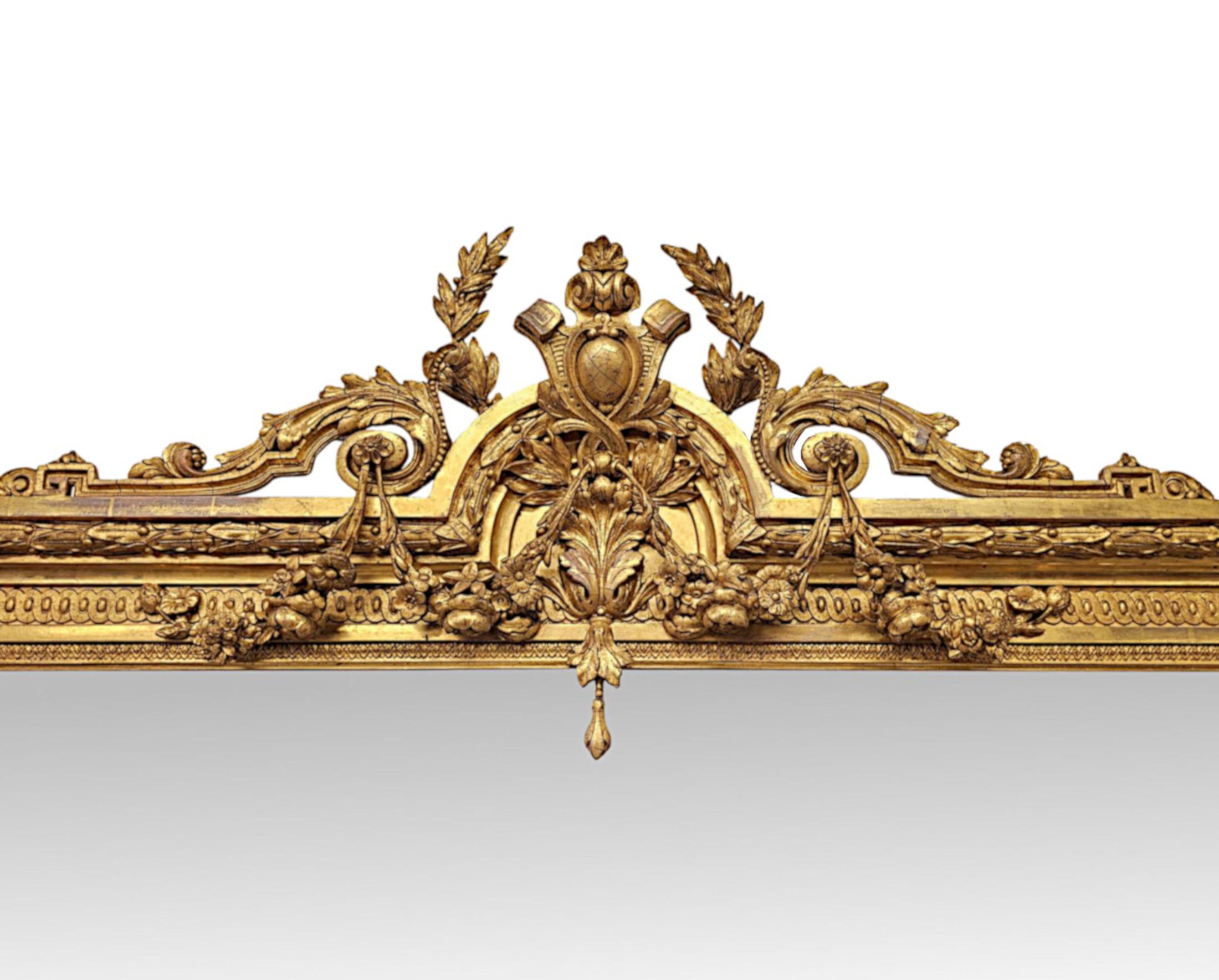 Très rare miroir à trumeau en bois doré finement sculpté à la main, de qualité exceptionnelle, en très bon état d'origine et aux proportions gigantesques, pour une maison de campagne du XIXe siècle.  La plaque de verre miroir de forme rectangulaire