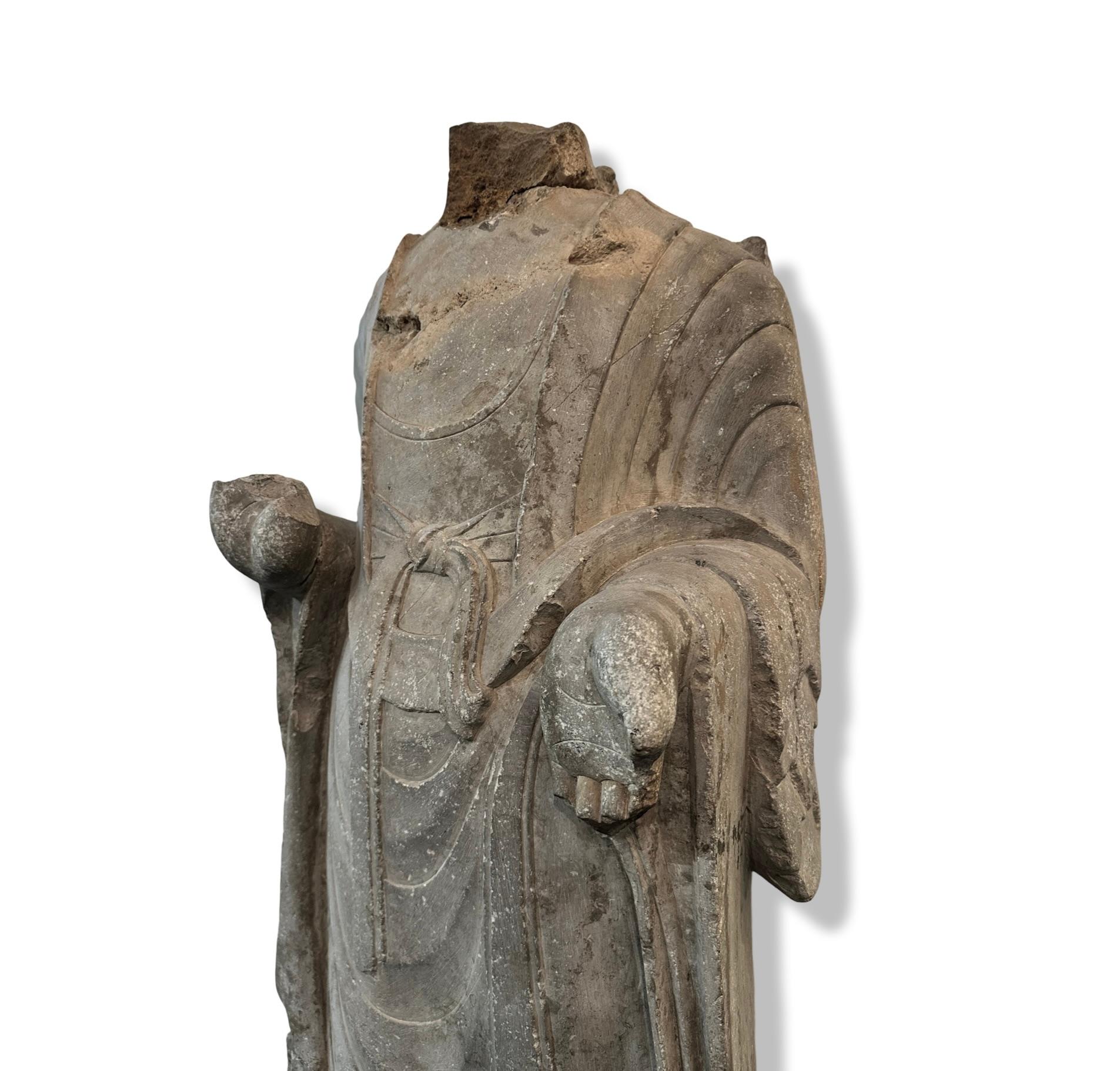 Seltener massiver stehender Buddha-Torso aus Kalkstein aus Kalkstein (Chinesisch) im Angebot
