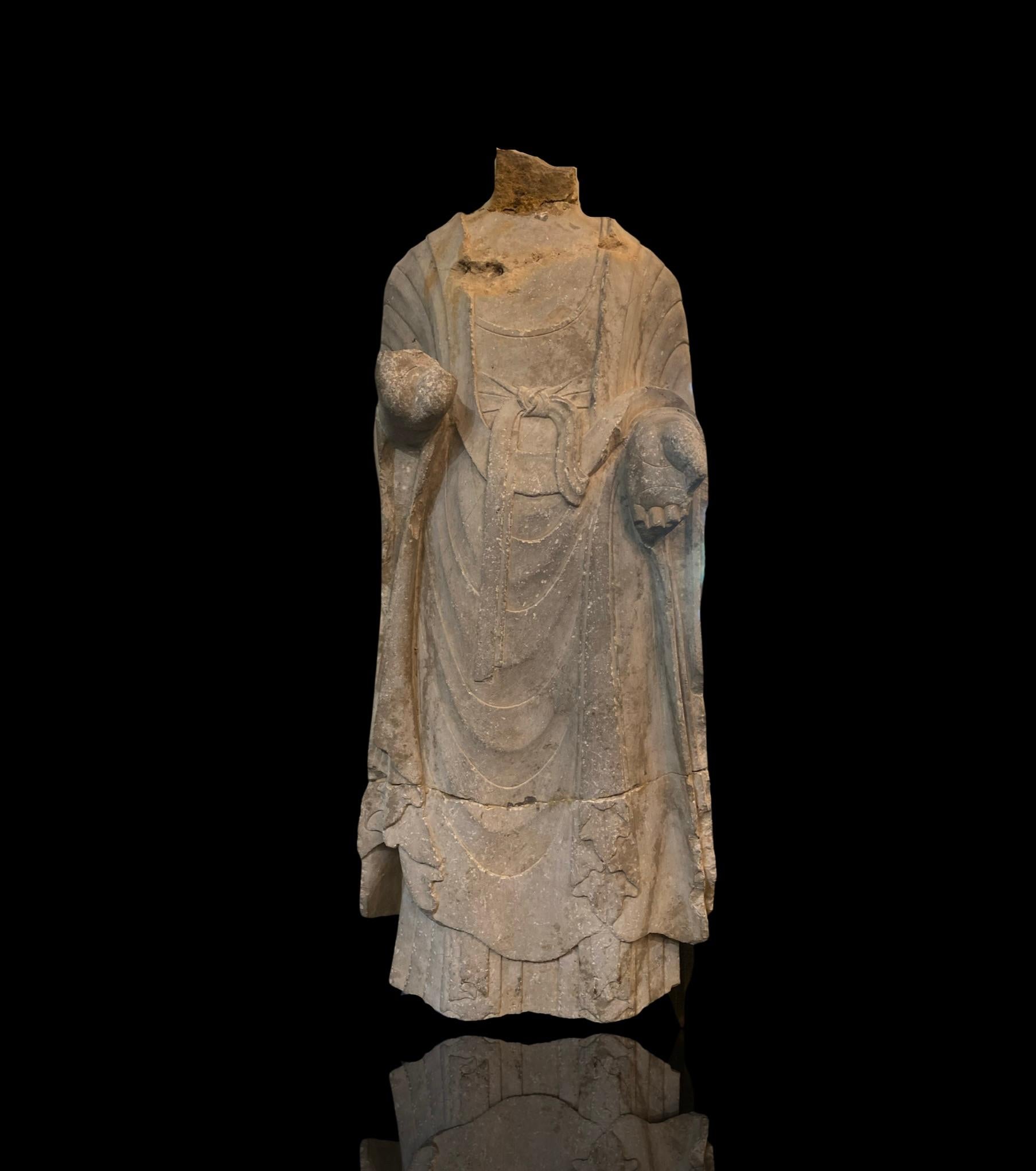 Seltener massiver stehender Buddha-Torso aus Kalkstein aus Kalkstein (Handgeschnitzt) im Angebot