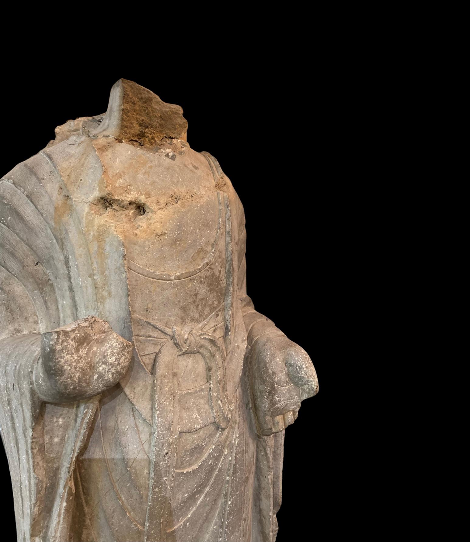 Seltener massiver stehender Buddha-Torso aus Kalkstein aus Kalkstein im Zustand „Gut“ im Angebot in Brooklyn, NY