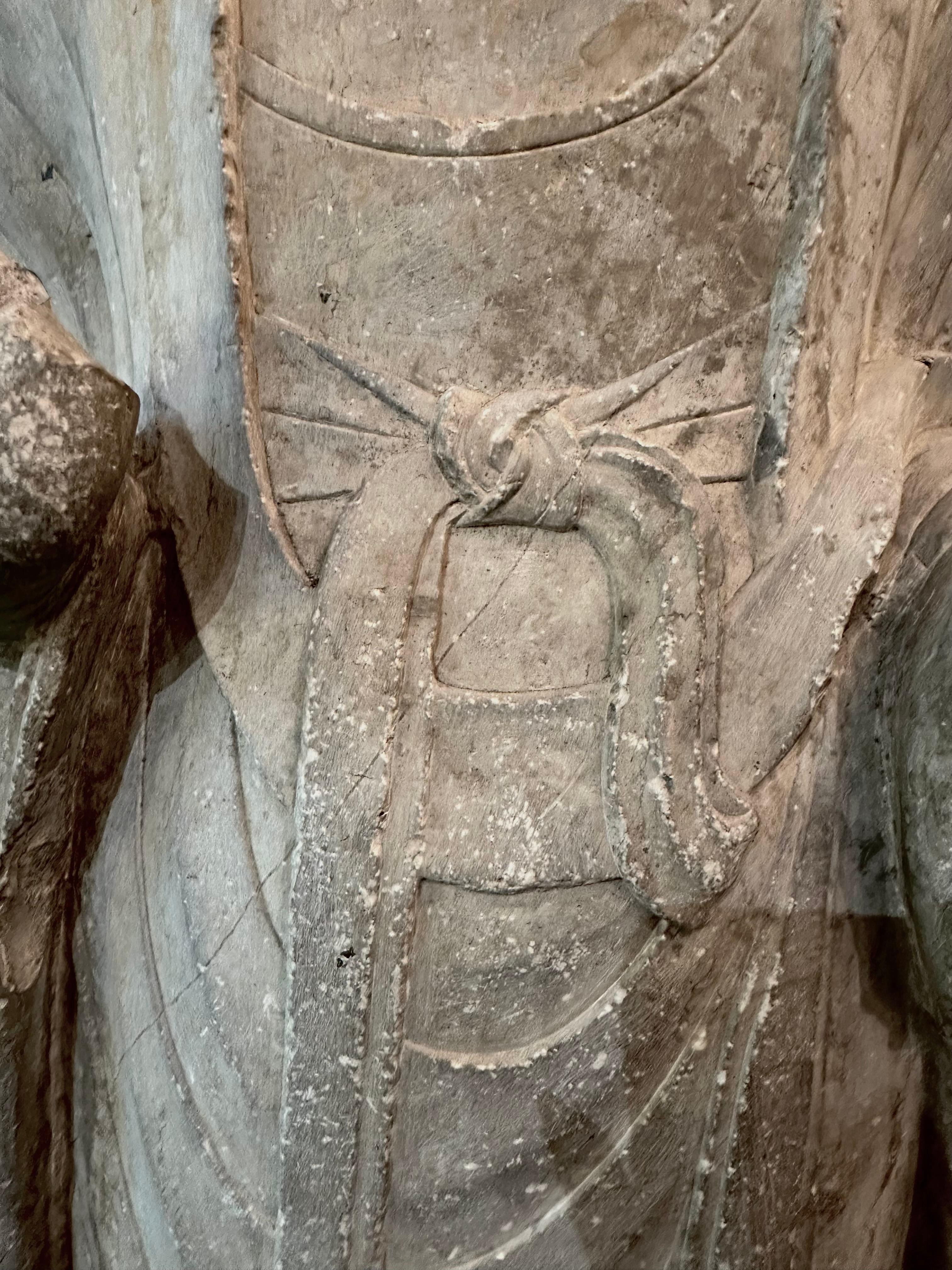 Seltener massiver stehender Buddha-Torso aus Kalkstein aus Kalkstein (18. Jahrhundert und früher) im Angebot