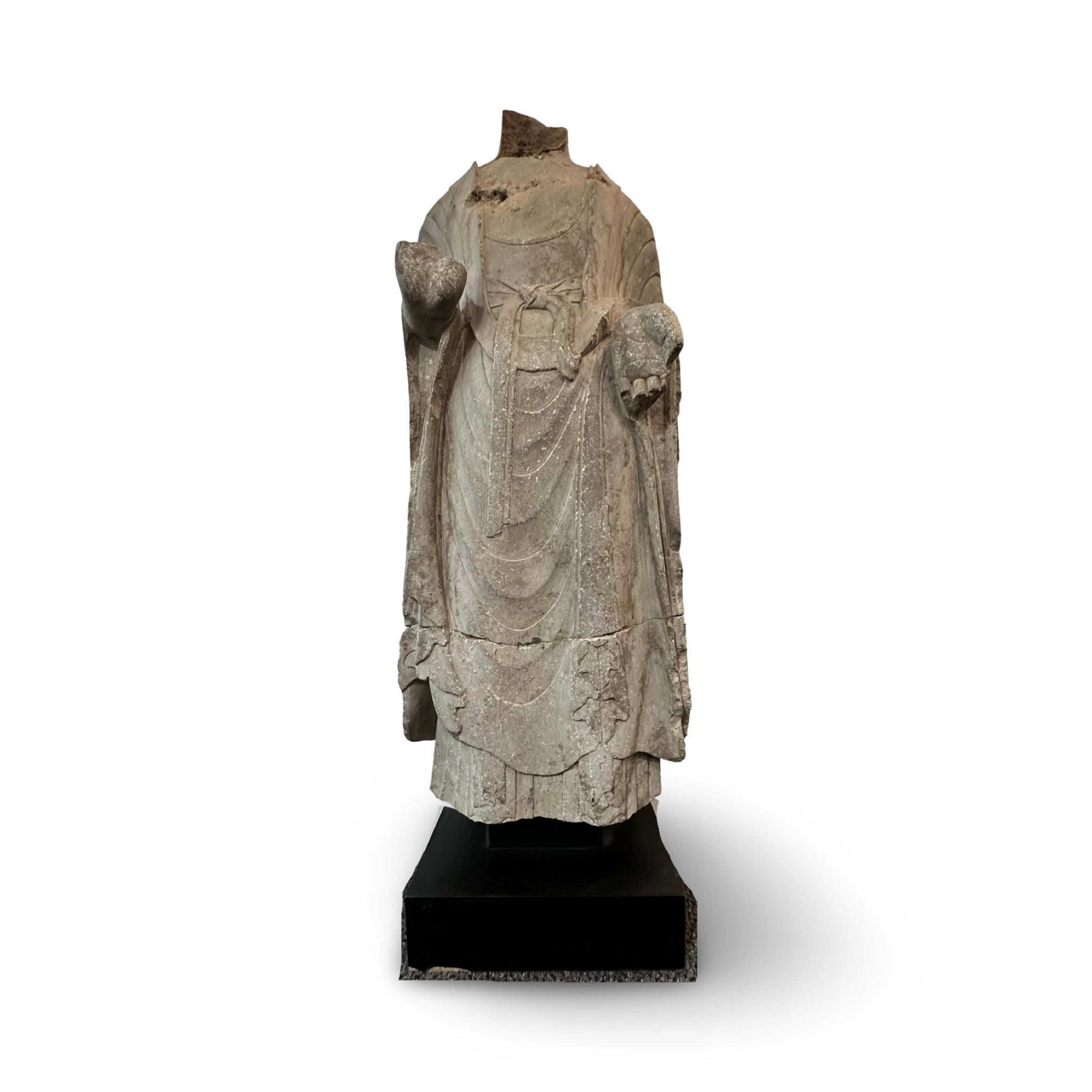 Seltener massiver stehender Buddha-Torso aus Kalkstein aus Kalkstein im Angebot 1