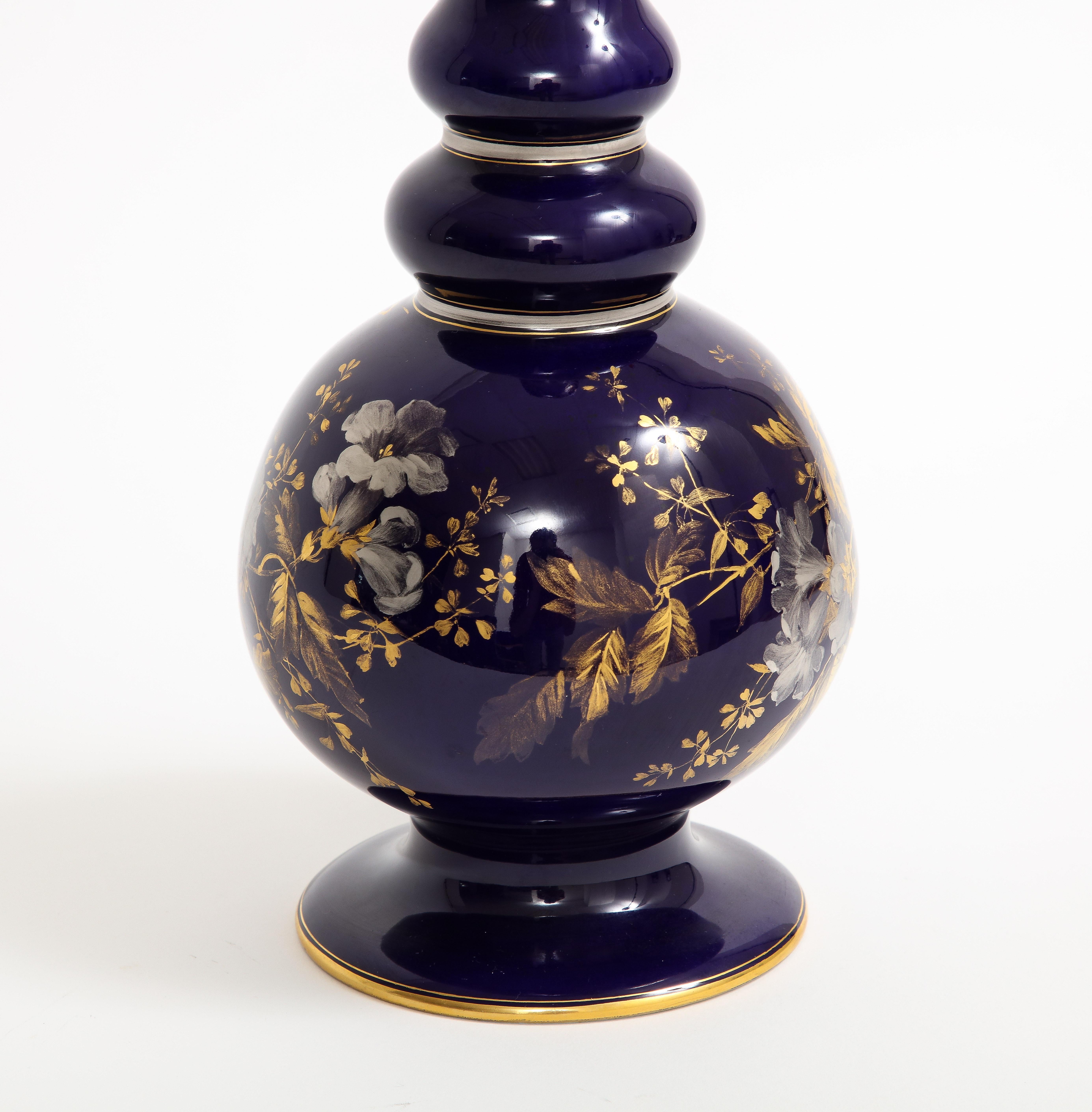 Porcelaine Rare vase en porcelaine de Meissen à fond bleu cobalt peint de fleurs en platine et or en vente