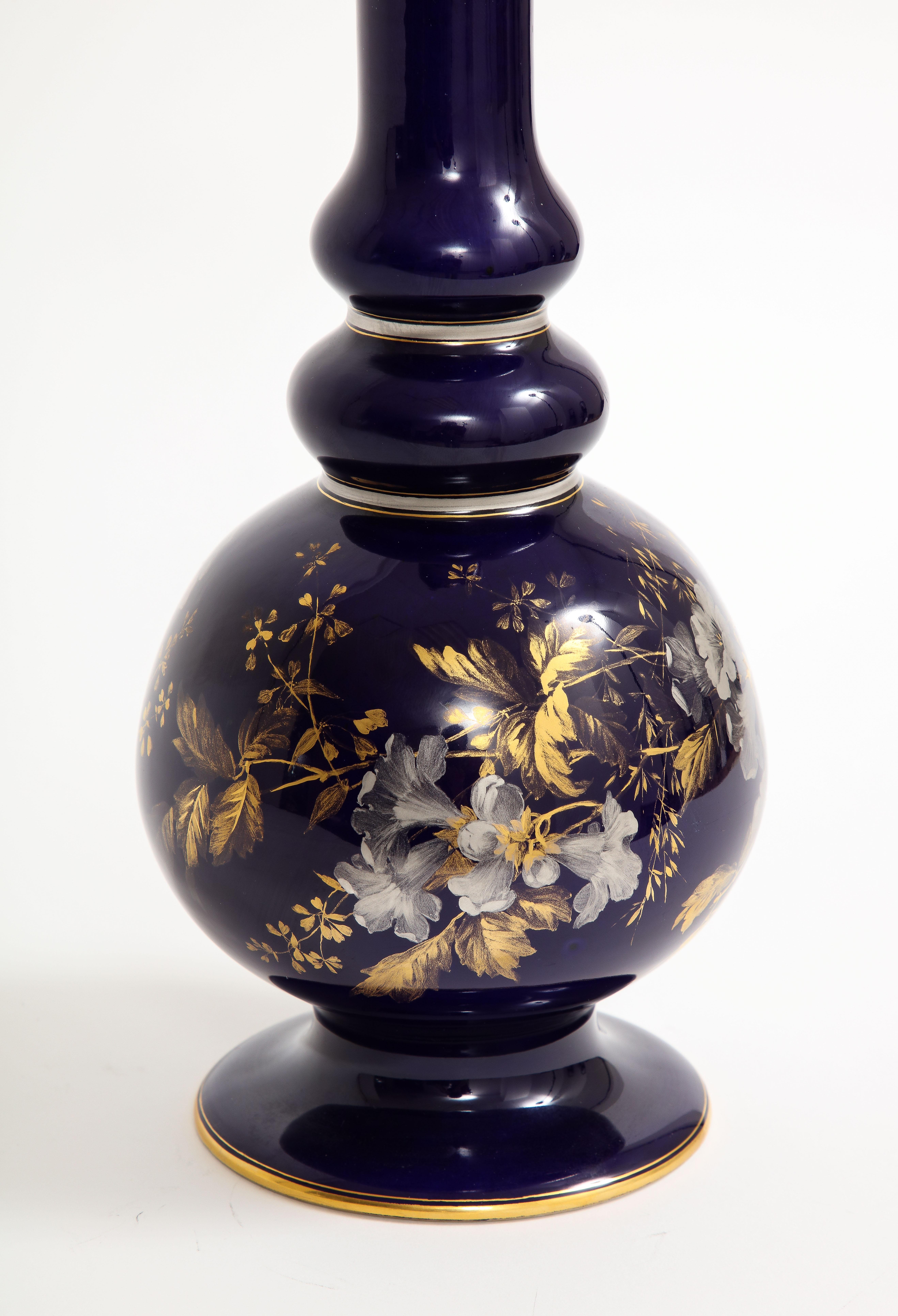 Rare vase en porcelaine de Meissen à fond bleu cobalt peint de fleurs en platine et or en vente 1