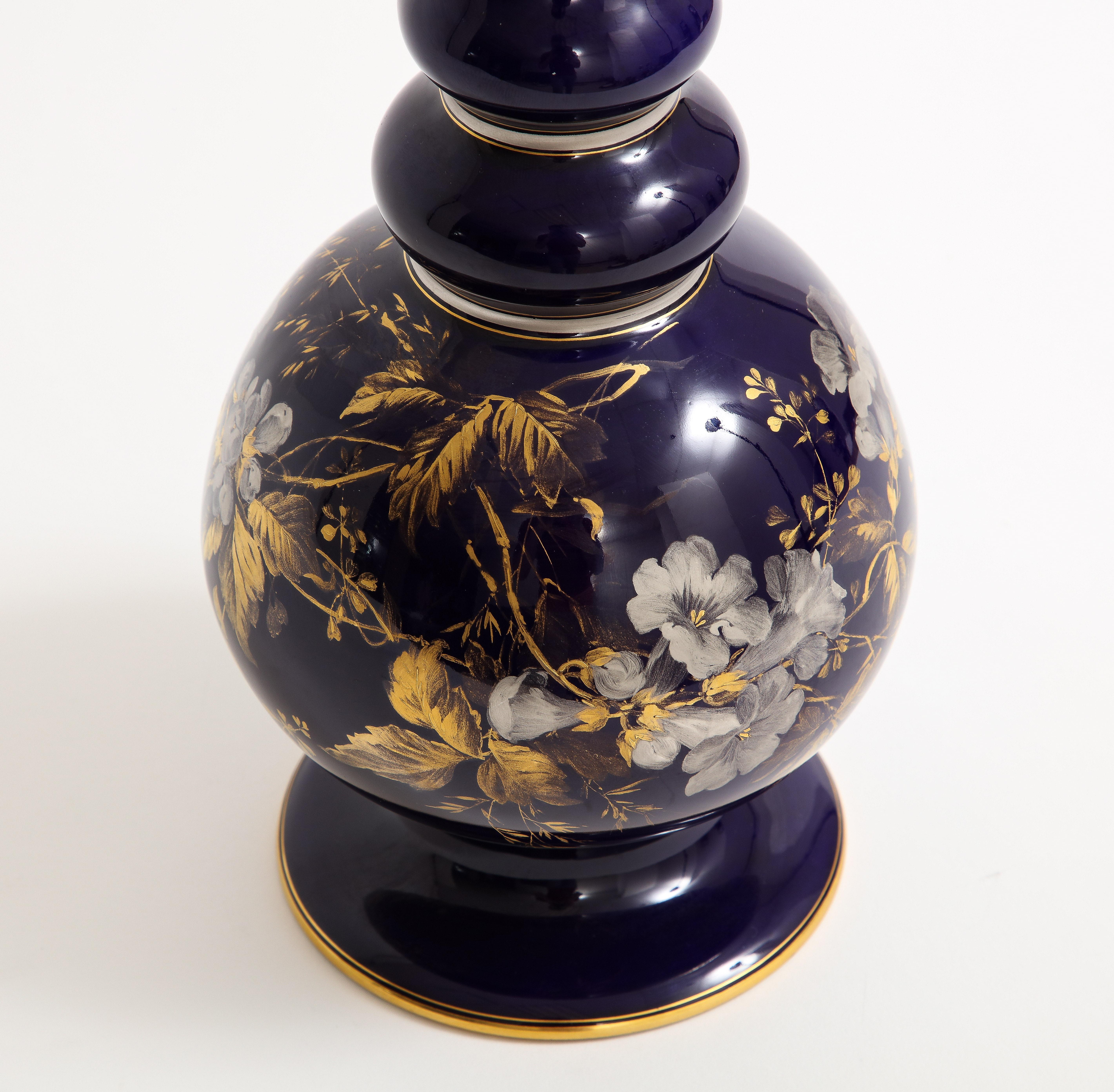 Rare vase en porcelaine de Meissen à fond bleu cobalt peint de fleurs en platine et or en vente 3