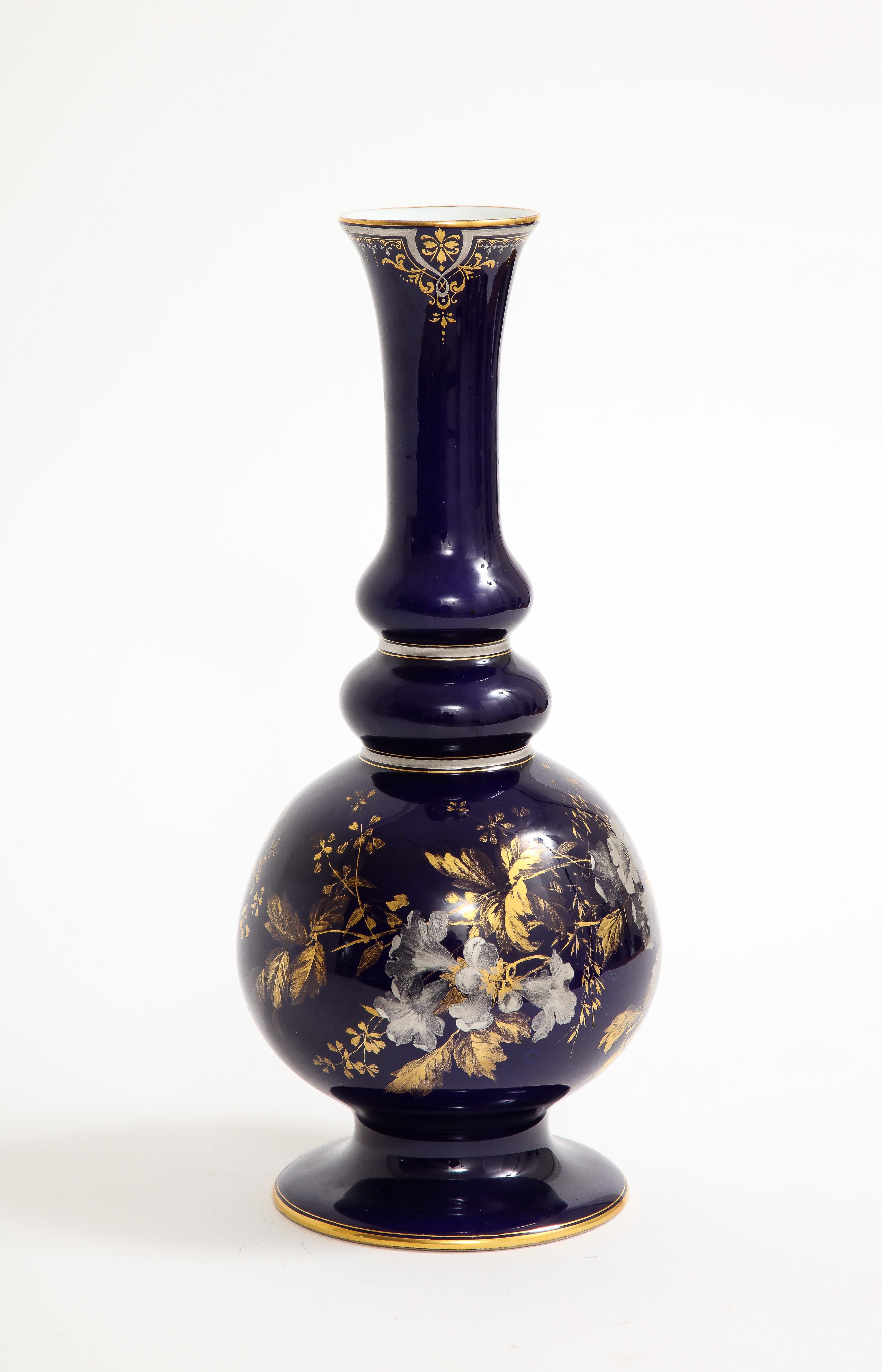 Très important et rare vase en porcelaine de Meissen à fond bleu cobalt avec décor peint à la main en platine et en or.  Exquis vase en porcelaine de Meissen du XIXe siècle à fond cobalt, orné de délicates fleurs diaphanes en platine peintes à la