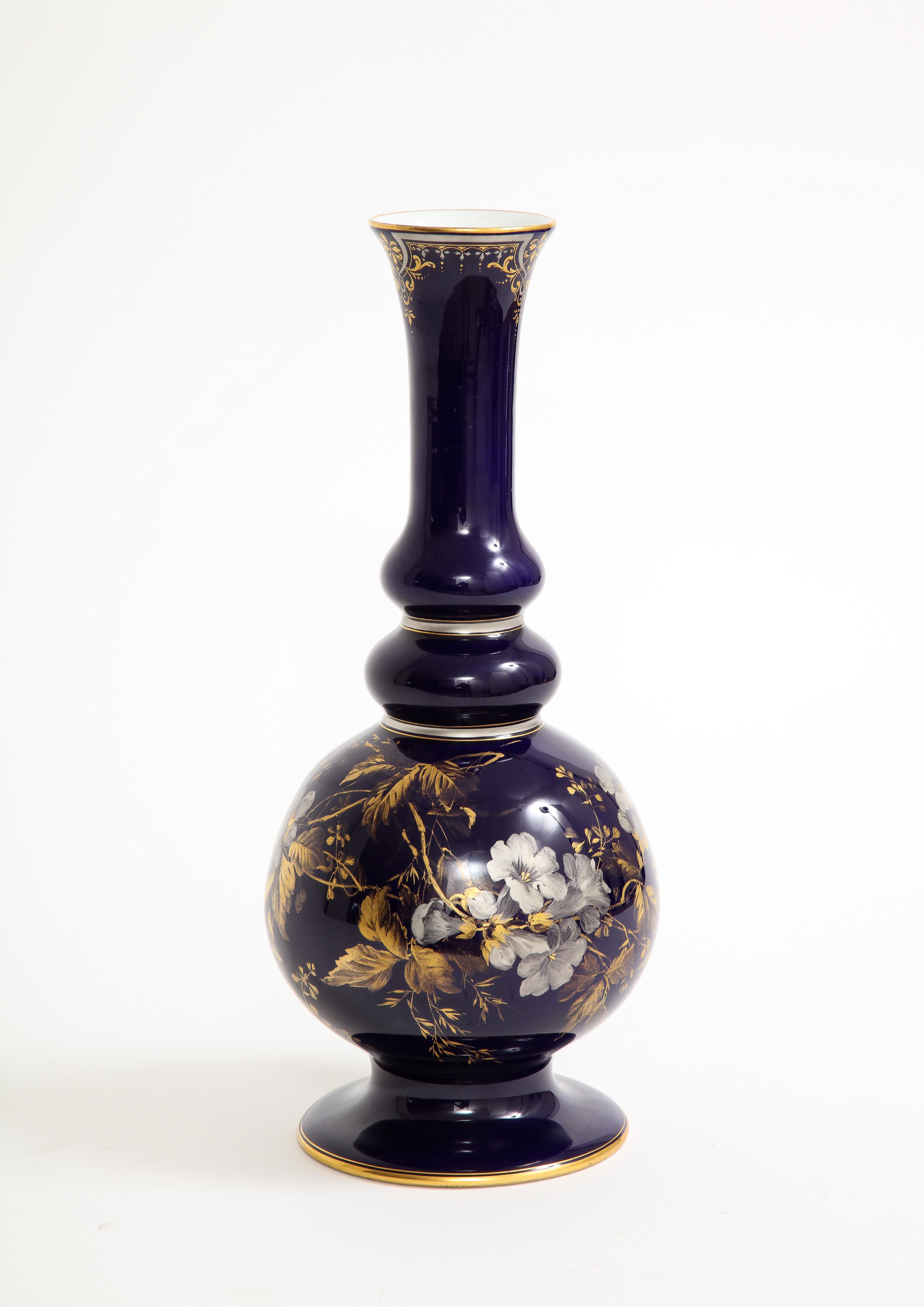 Seltene Vase aus Meissener Porzellan mit kobaltblauem Grund, Platin und Gold mit Blumenmalerei (Louis XVI.) im Angebot
