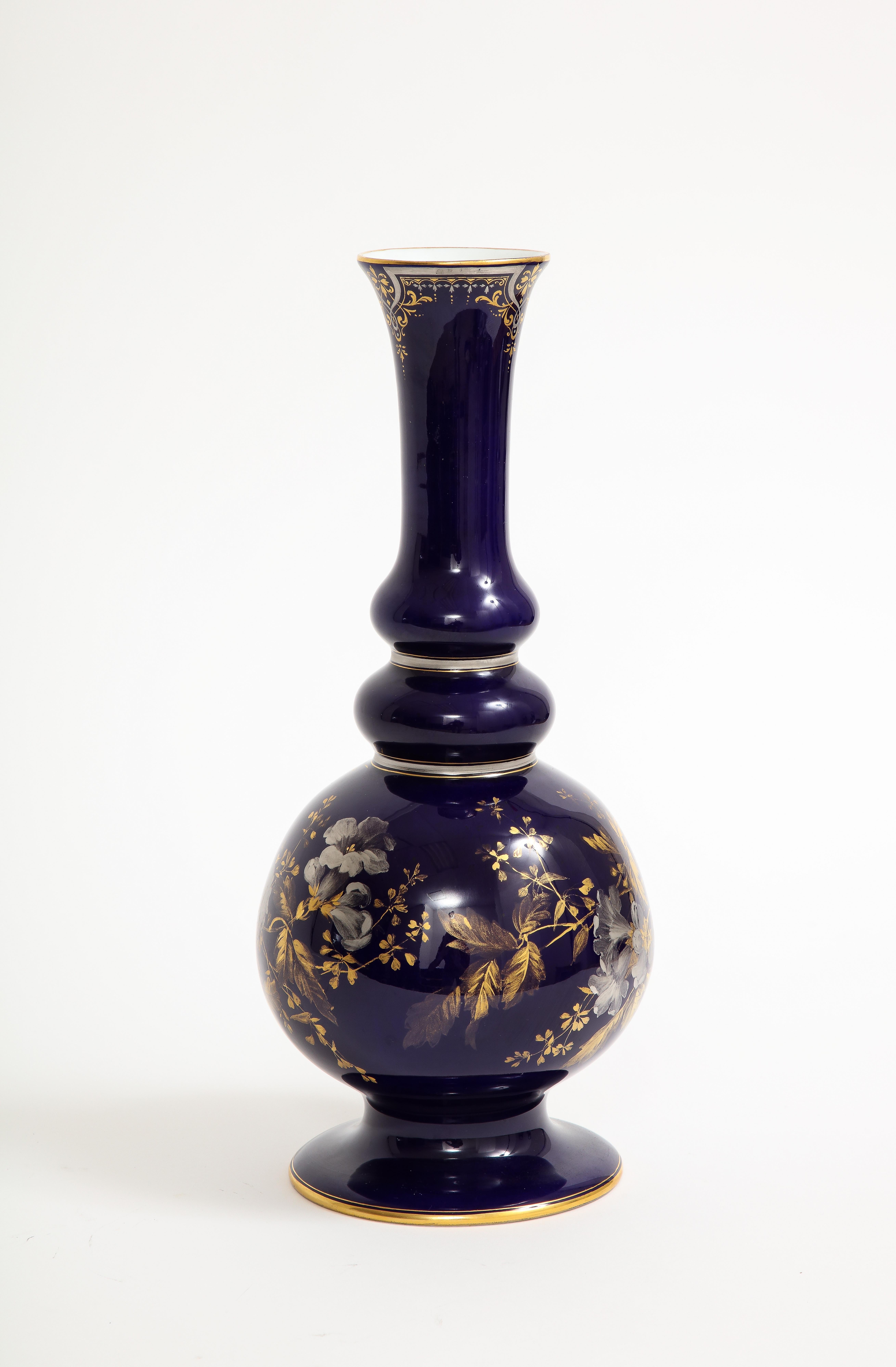 Allemand Rare vase en porcelaine de Meissen à fond bleu cobalt peint de fleurs en platine et or en vente