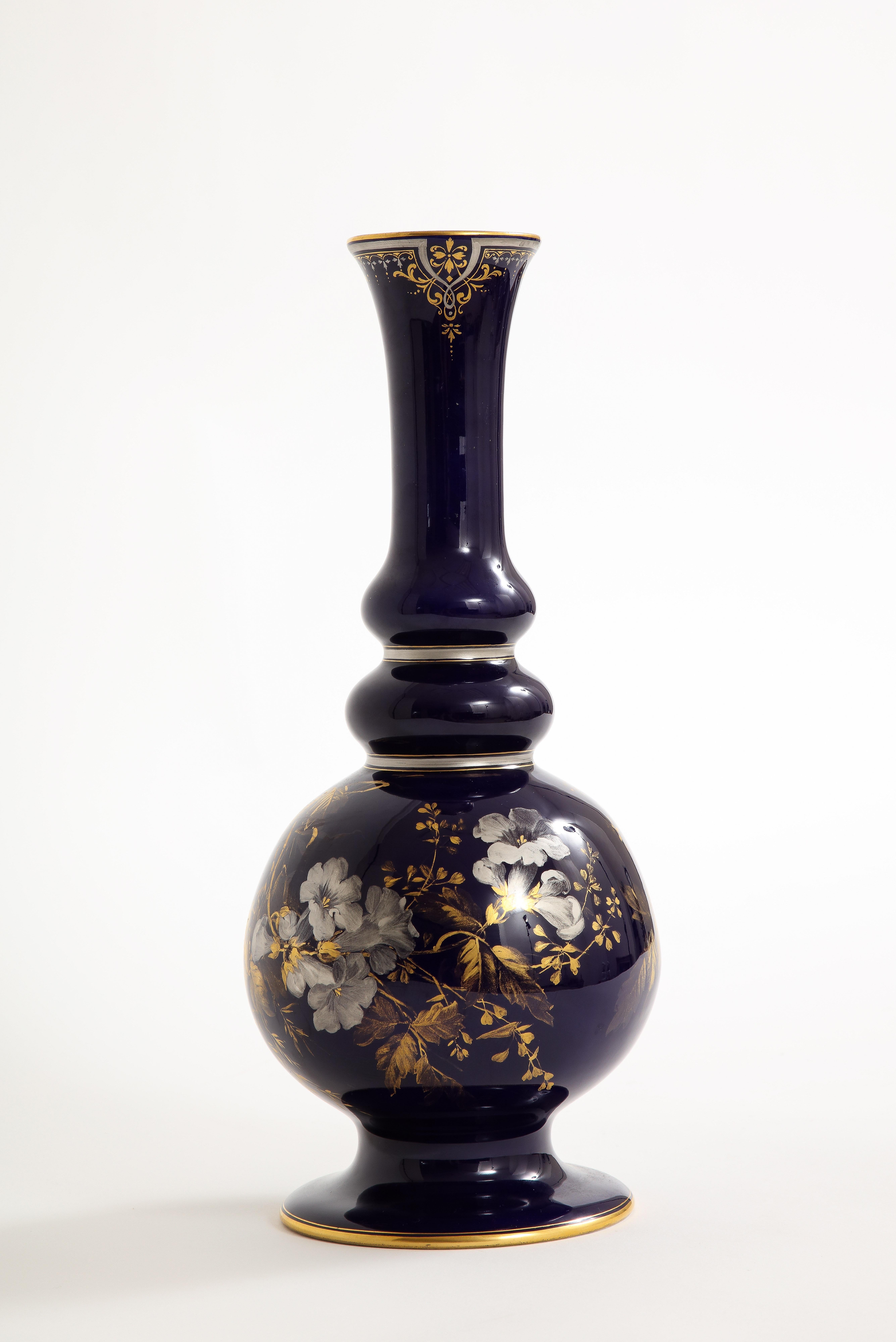 Milieu du XIXe siècle Rare vase en porcelaine de Meissen à fond bleu cobalt peint de fleurs en platine et or en vente