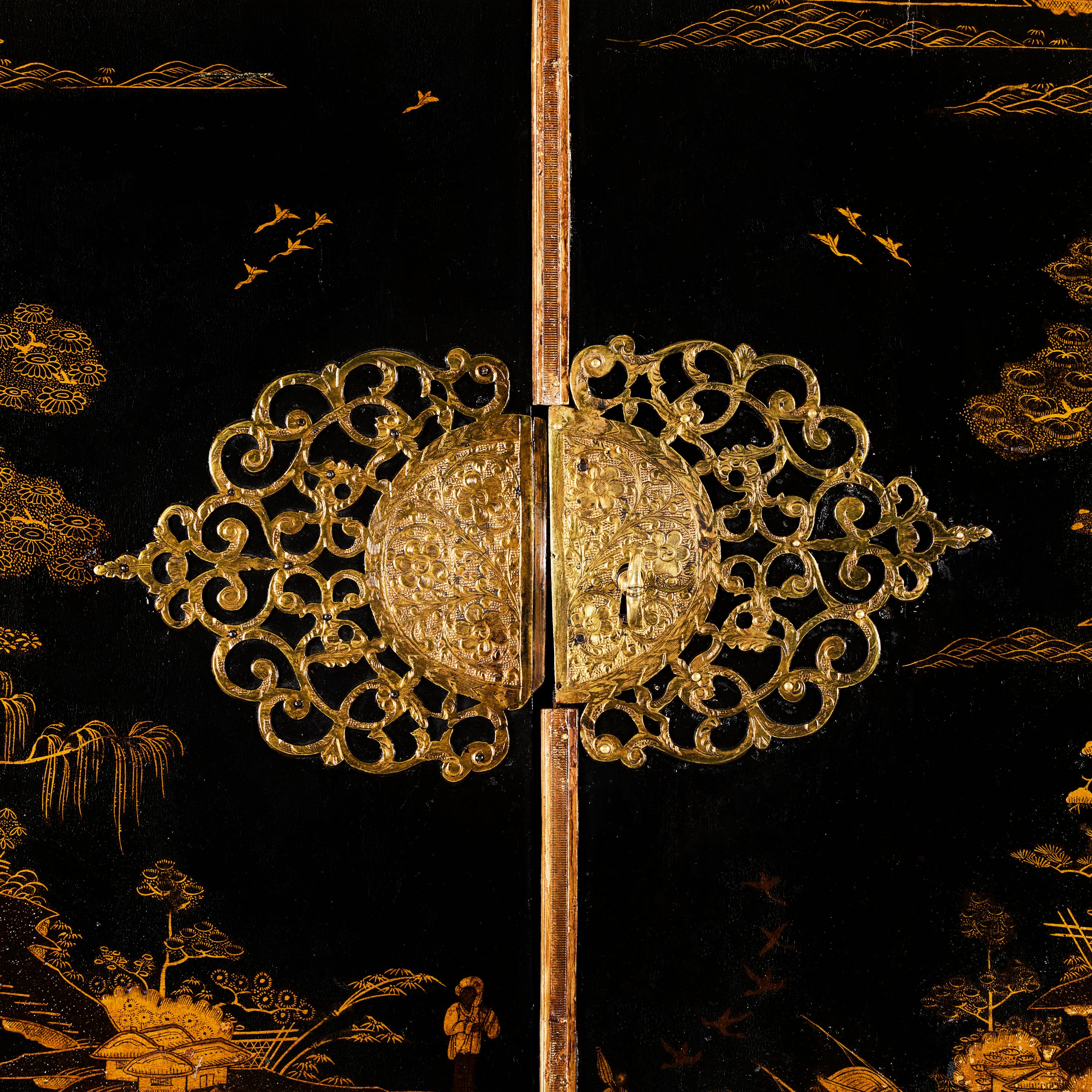 Inglese Un raro mobile in lacca nera giapponesizzato della metà del XVIII secolo su un supporto in vendita