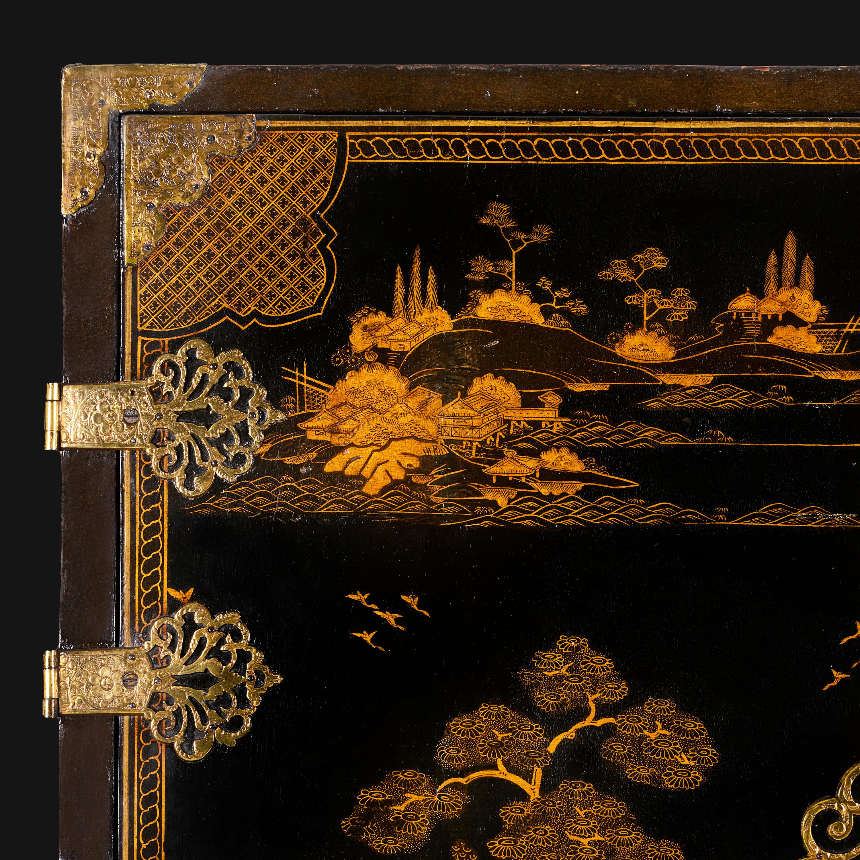 Un raro mobile in lacca nera giapponesizzato della metà del XVIII secolo su un supporto In condizioni buone in vendita a London, GB