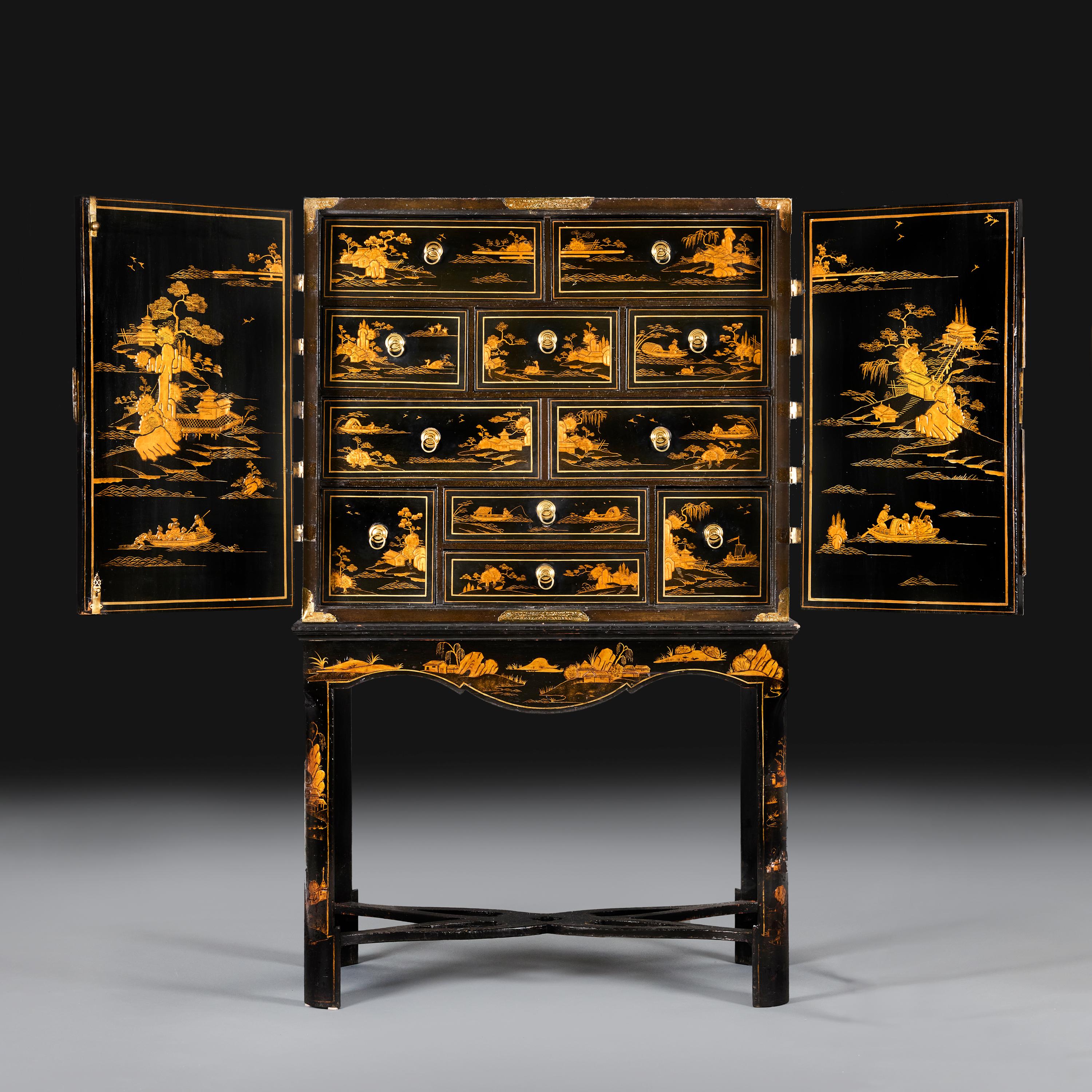 Fino al XVIII secolo Un raro mobile in lacca nera giapponesizzato della metà del XVIII secolo su un supporto in vendita