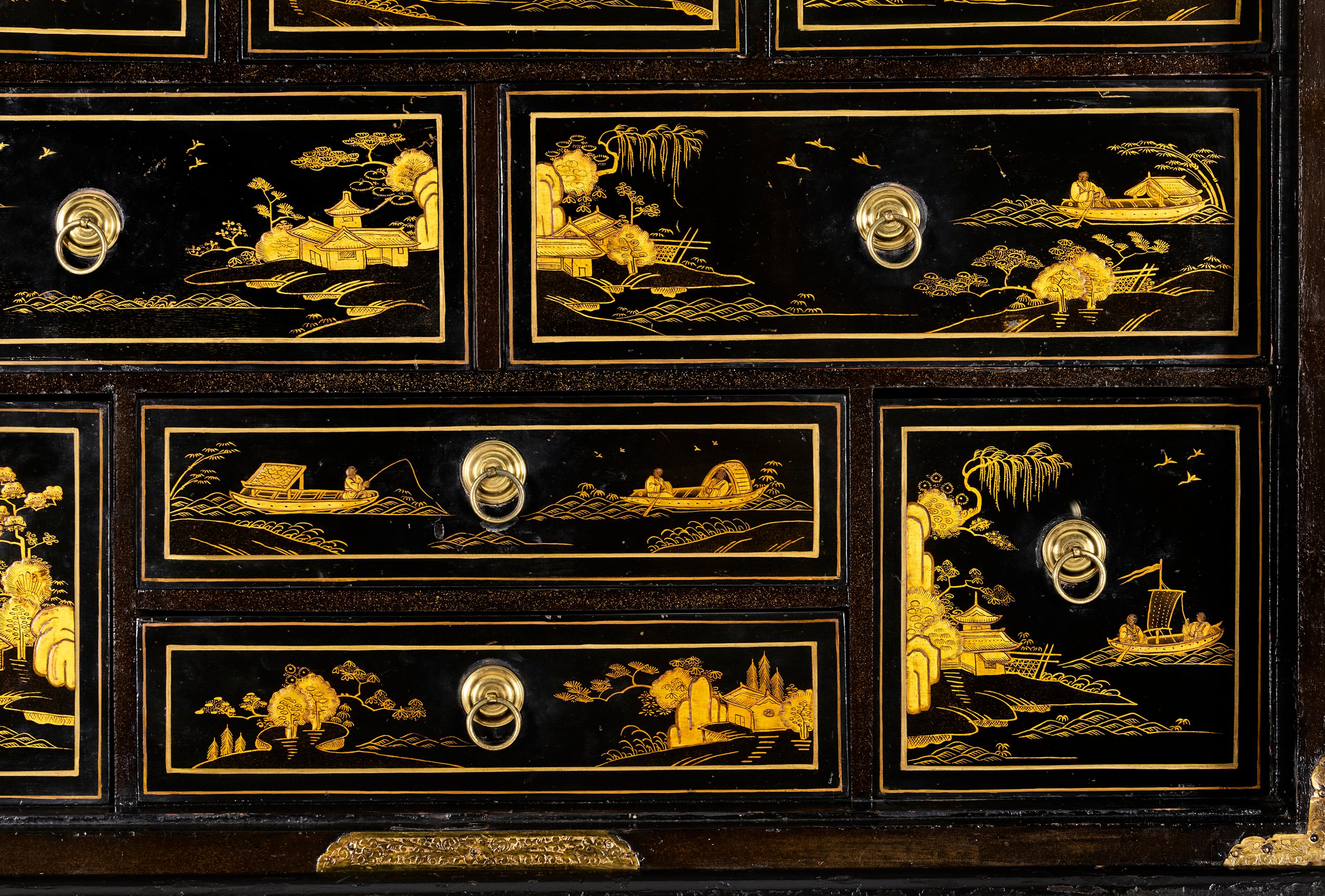 Un raro mobile in lacca nera giapponesizzato della metà del XVIII secolo su un supporto in vendita 1