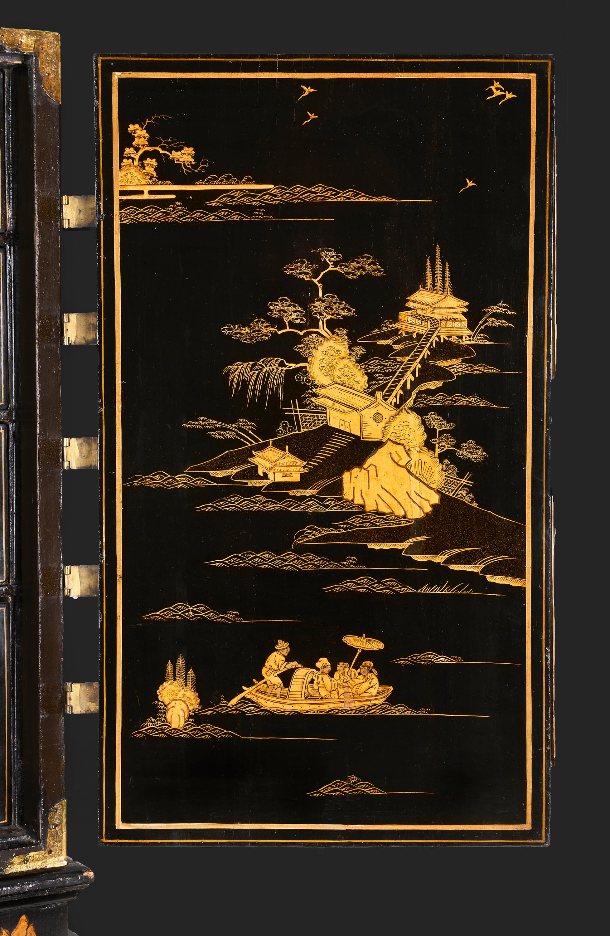 Un raro mobile in lacca nera giapponesizzato della metà del XVIII secolo su un supporto in vendita 2