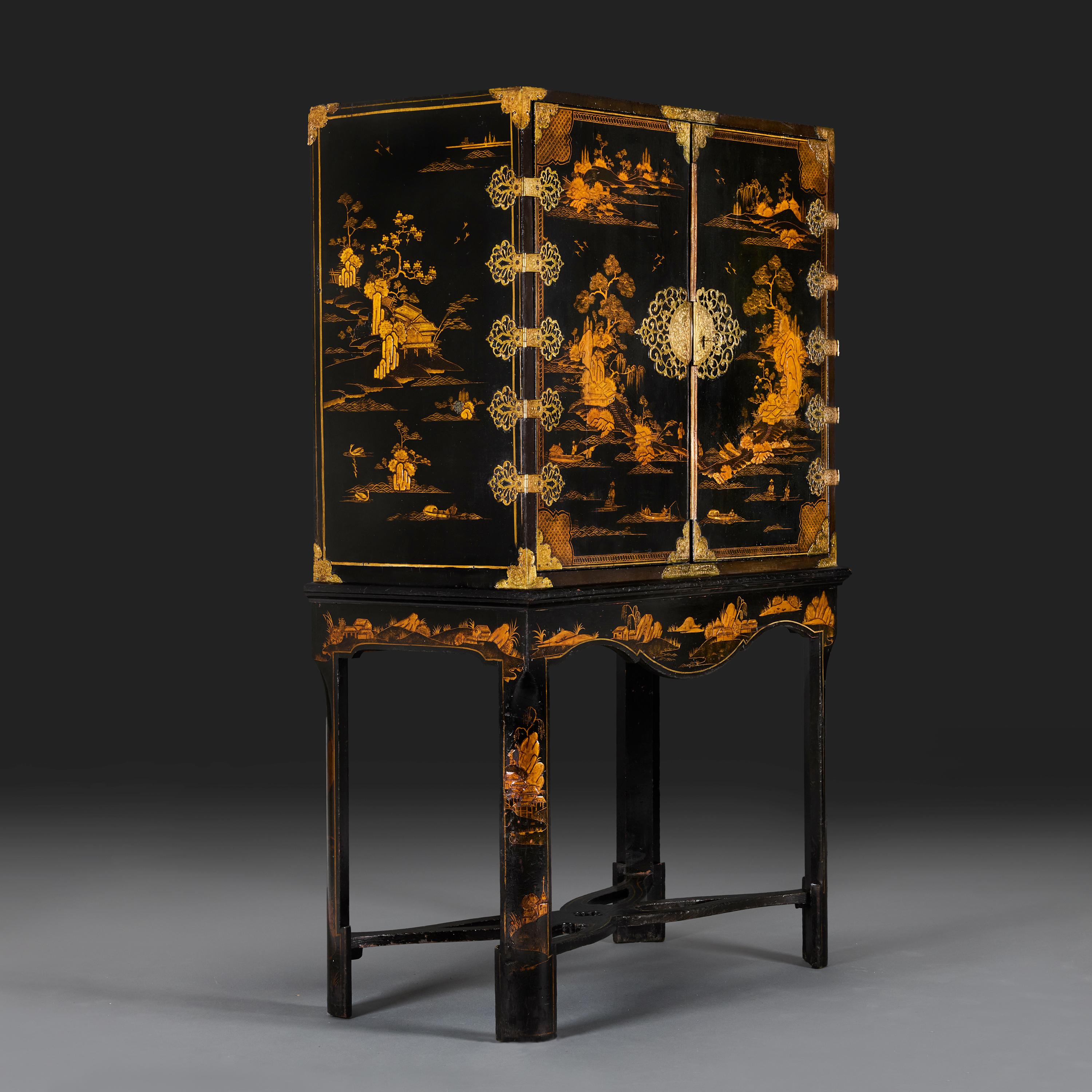 Un raro mobile in lacca nera giapponesizzato della metà del XVIII secolo su un supporto in vendita 3