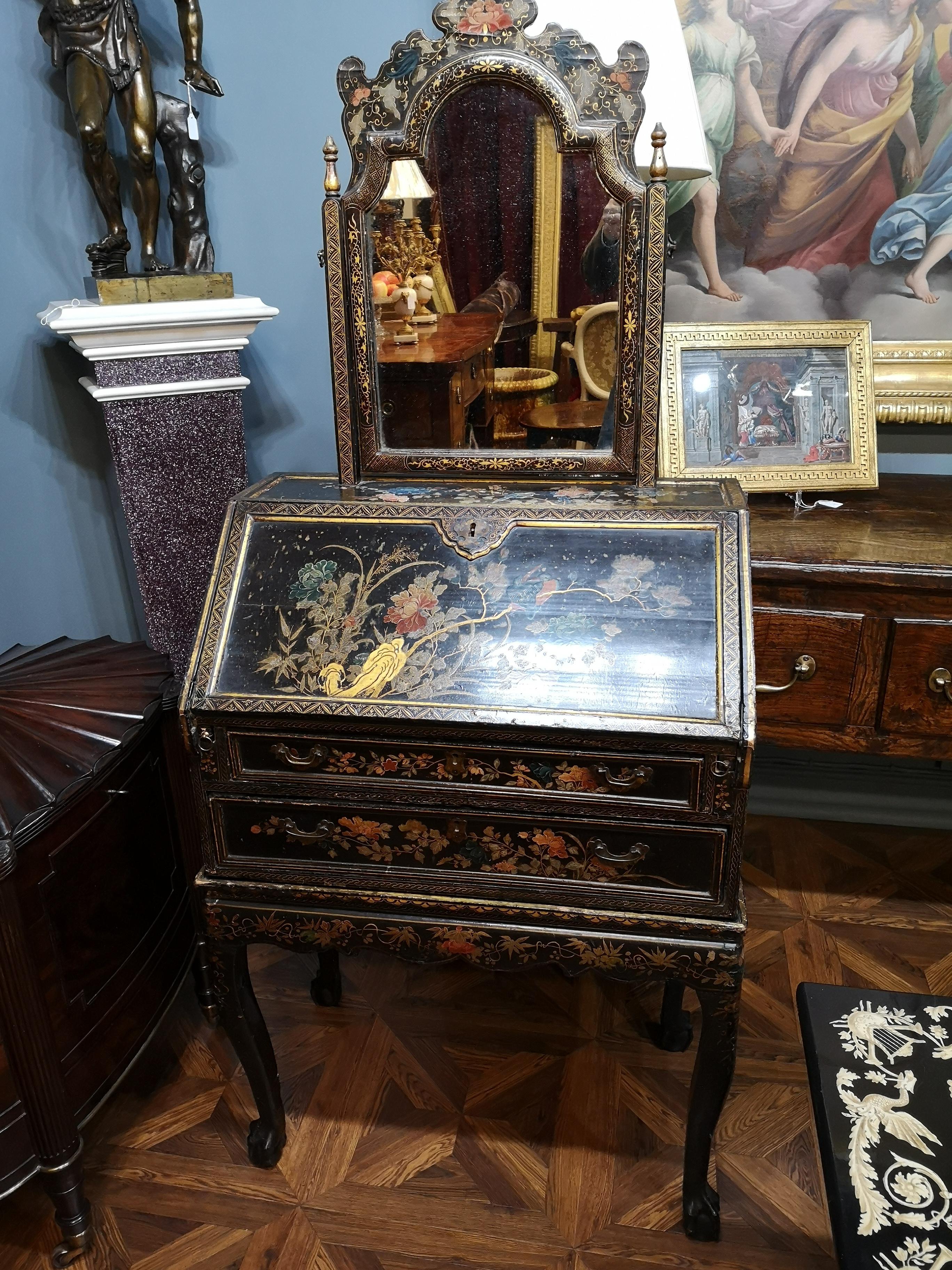 Uno scrittoio cinese in lacca d'esportazione su cavalletto con vetro da toilette,  decorato con un insolito disegno floreale policromo.  Realizzato in Cina nel 1750 circa,  il design decorativo di questo squisito scrittoio in lacca è tratto da