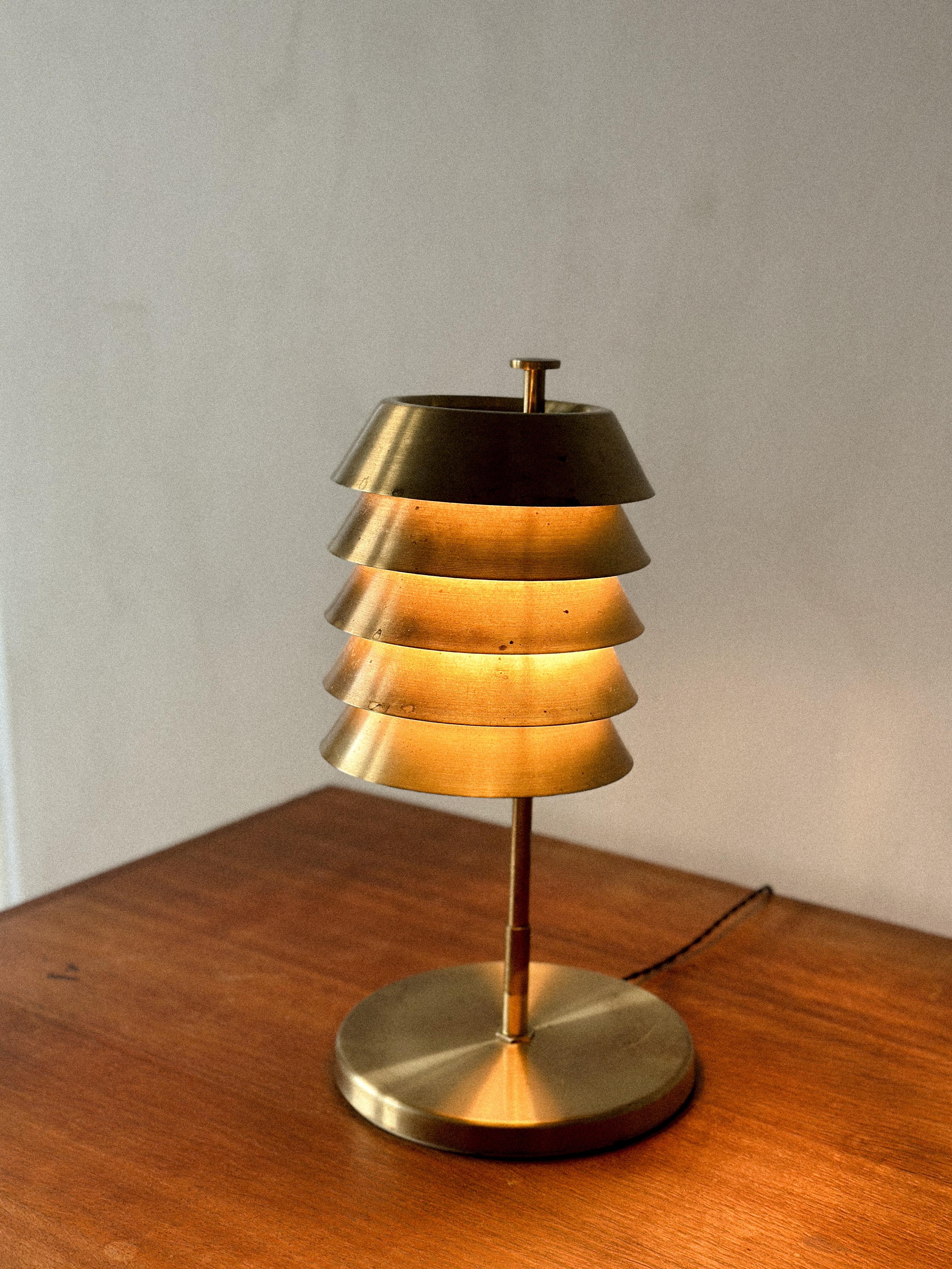 Rare lampe de table en laiton du milieu du siècle, richement patinée. Modèle 170 de T. Røste & Co. Norvège, c. C. C. Équipé d'un nouveau fil et d'une nouvelle fiche. 