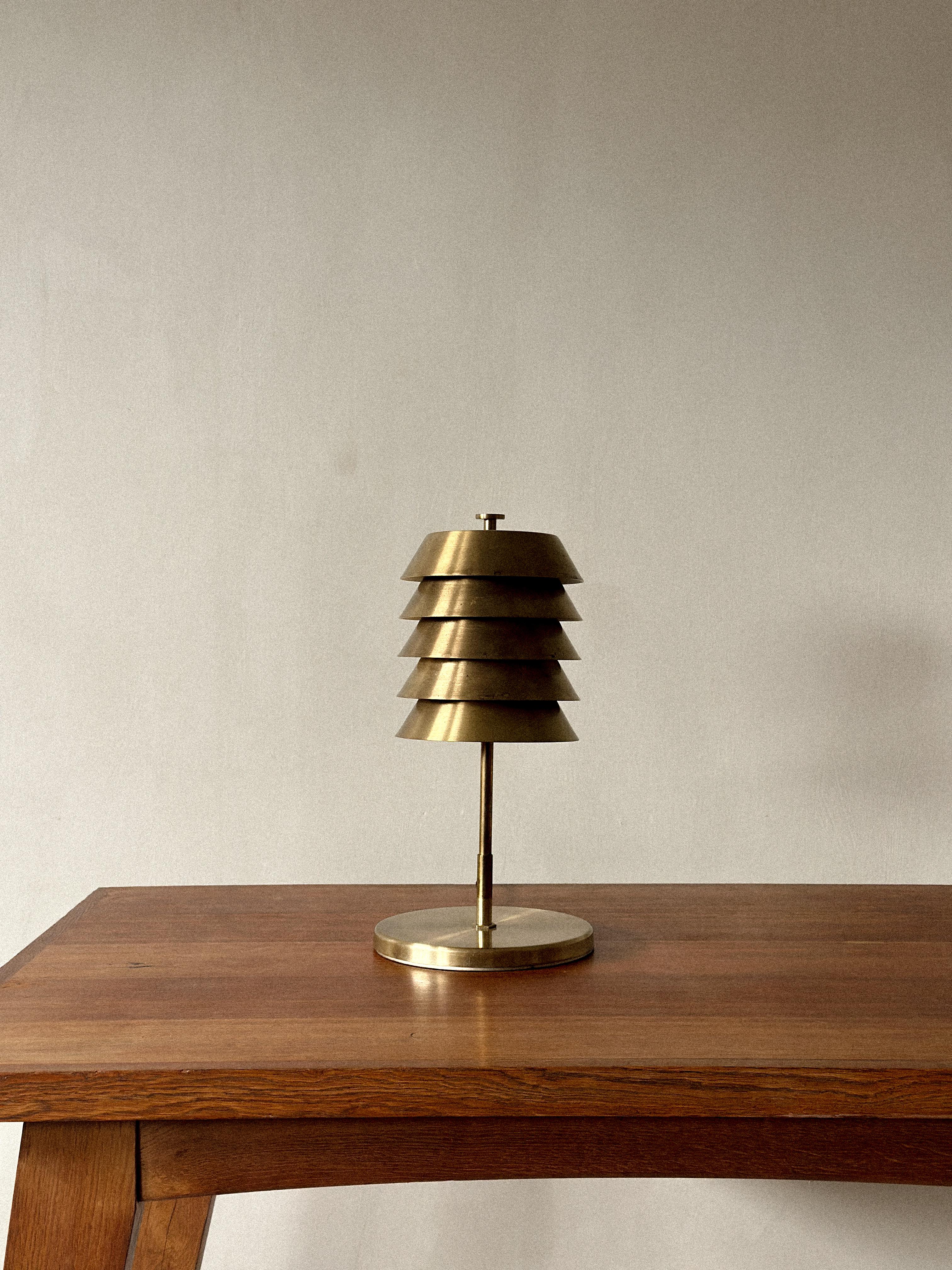 Mid-Century Modern Rare lampe de table en laiton du milieu du siècle, Norvège, c. 1950s en vente