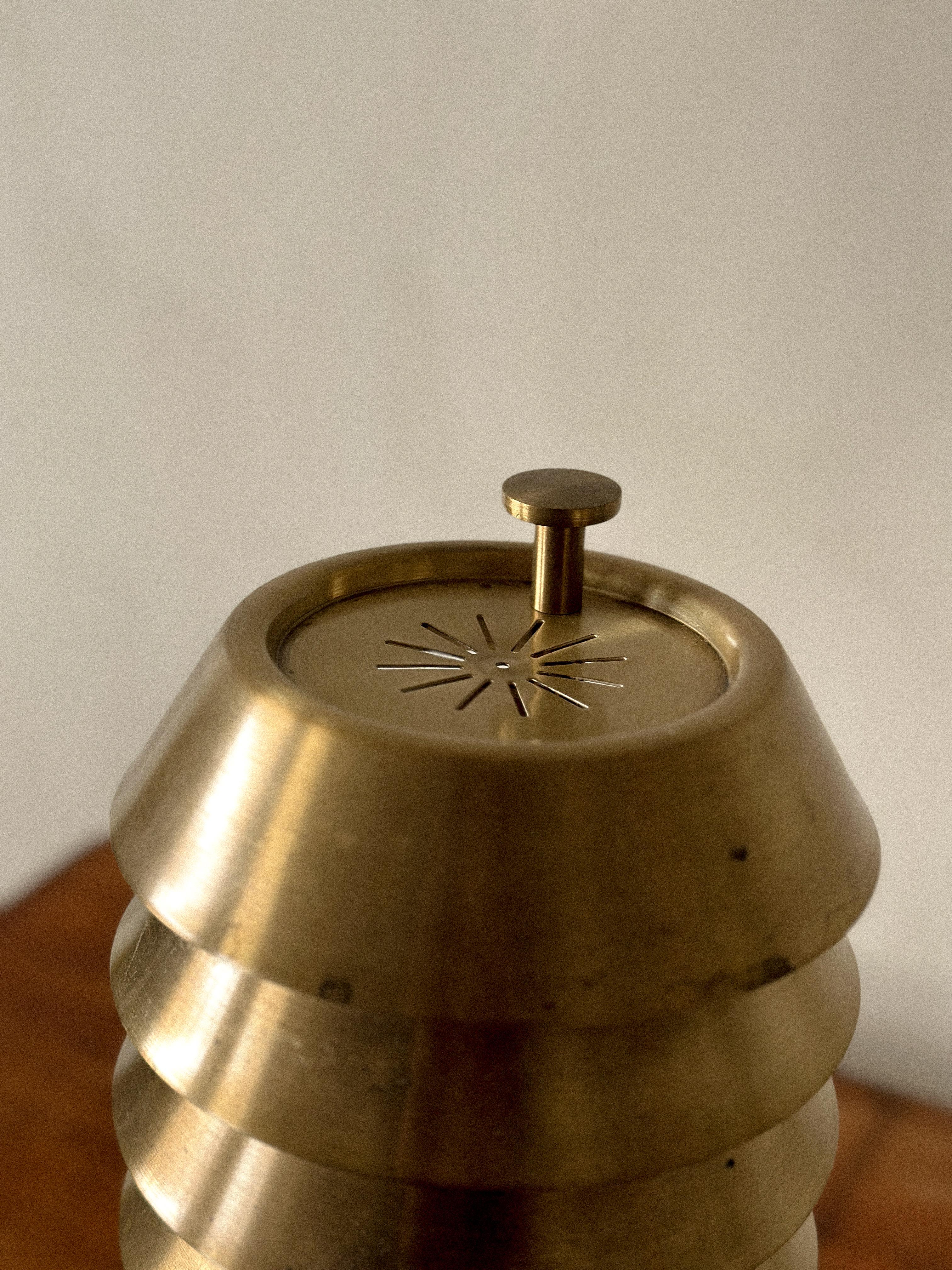 Rare lampe de table en laiton du milieu du siècle, Norvège, c. 1950s Bon état - En vente à Hønefoss, 30