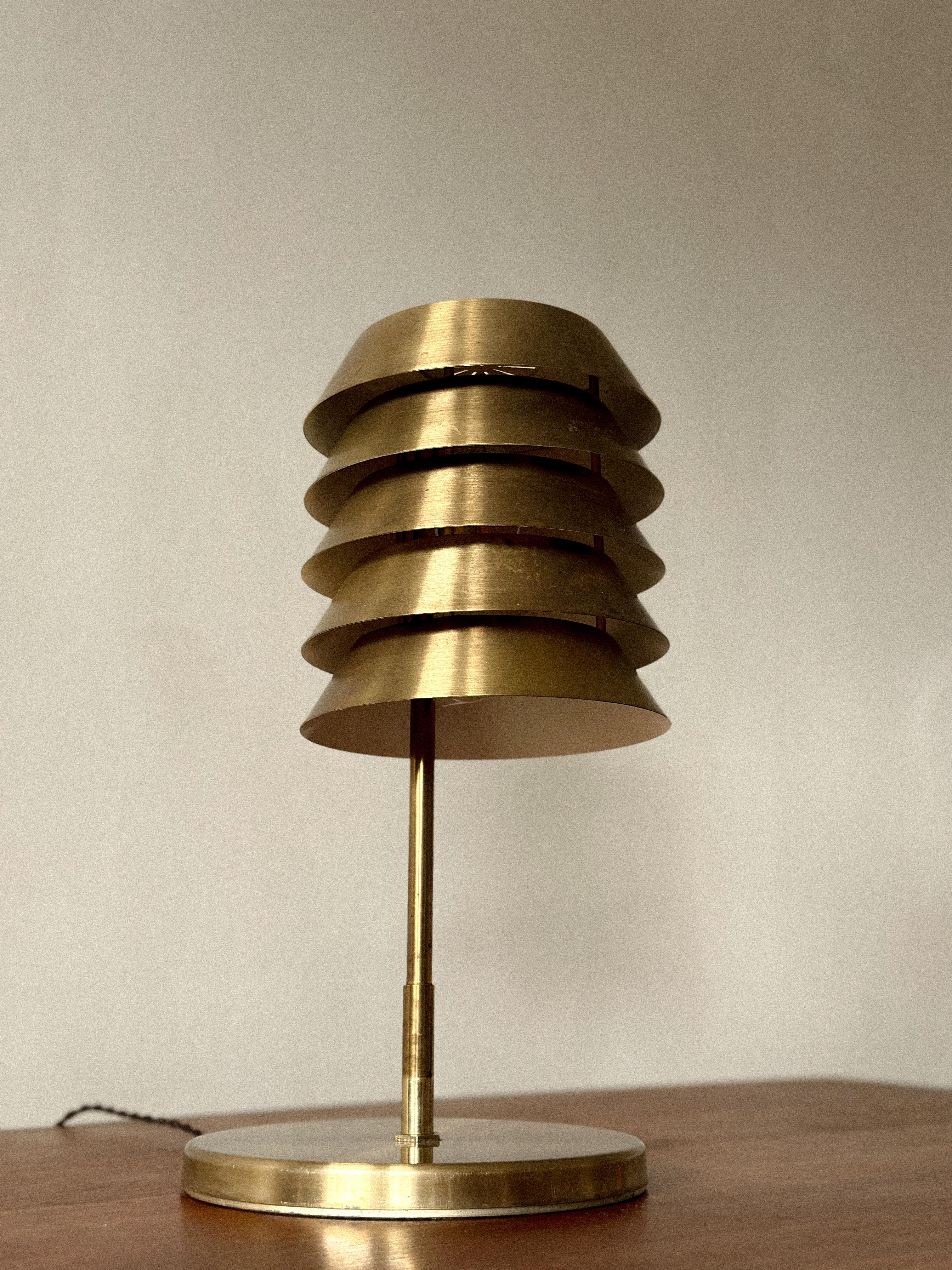 Laiton Rare lampe de table en laiton du milieu du siècle, Norvège, c. 1950s en vente
