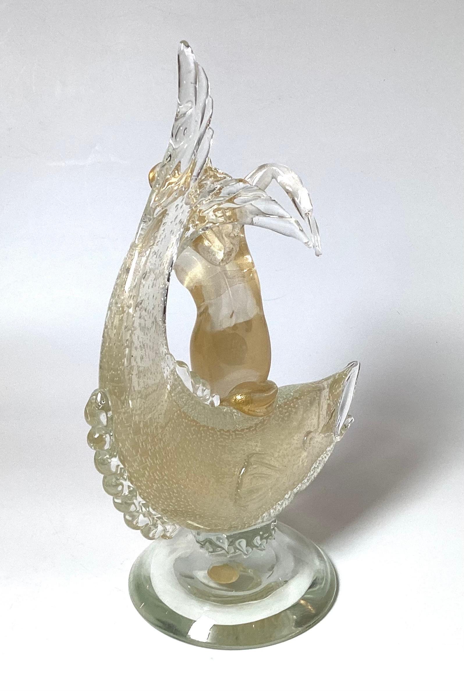 Eine seltene Salviati Murano hatte geblasen Fisch und Meerjungfrau Skulptur mit internen Goldfleck und bullicante Design.  
Seit 1859 erforscht Salviati die neuen Sprachen des Murano-Glases und interpretiert und modernisiert seinen unerschöpflichen