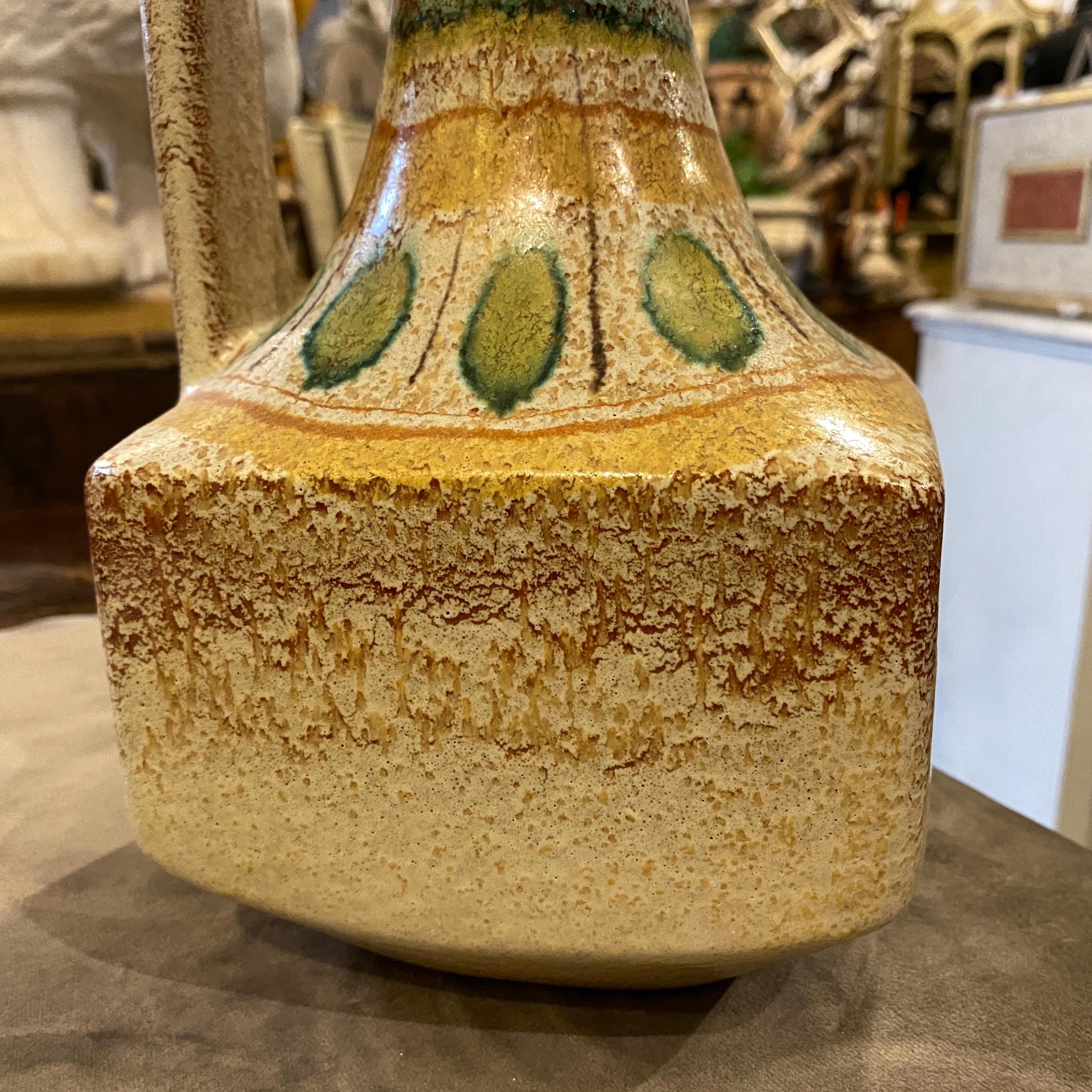 Il s'agit d'un vase en forme de pichet fabriqué à la main en Italie dans les années 70 par bertoncello. Il est en parfait état.