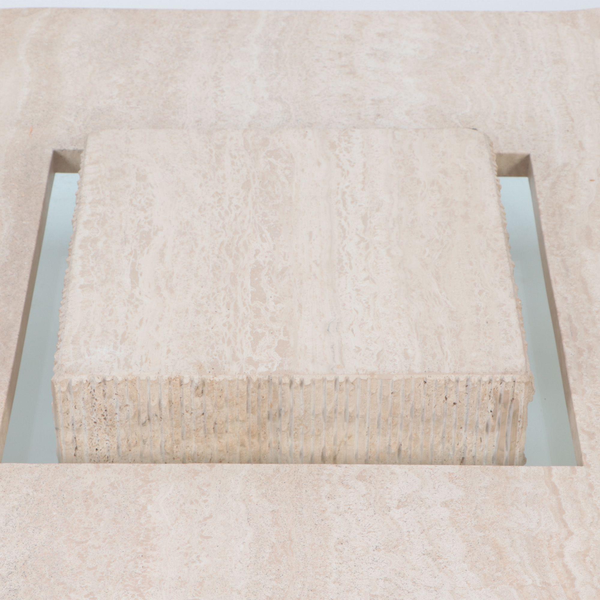 Verre Rare table basse en travertin italienne The Moderns, circa 1970 en vente