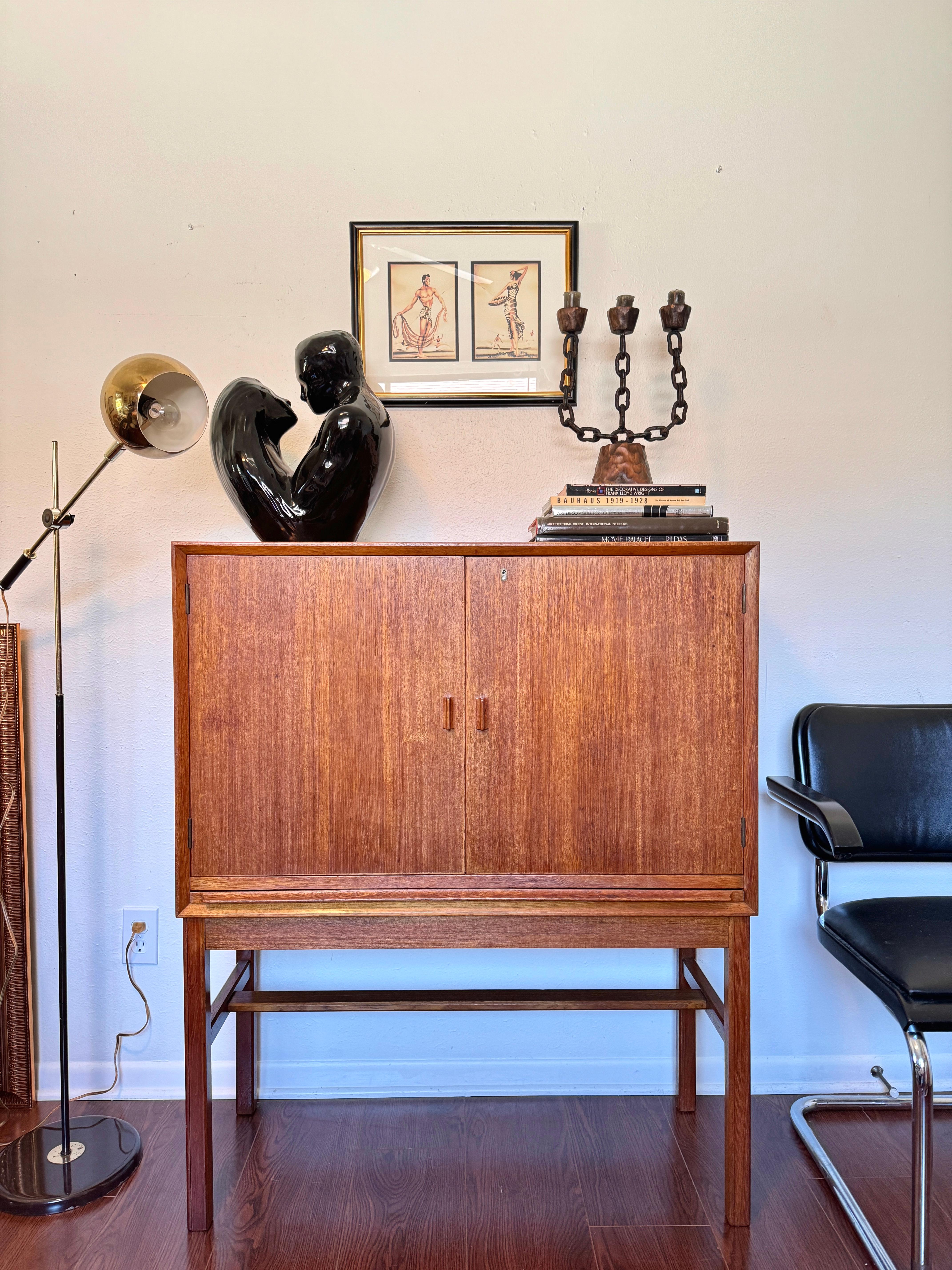 A rare mid century modern tall bar cabinet with a pull out surface In Good Condition For Sale In Houston, TX