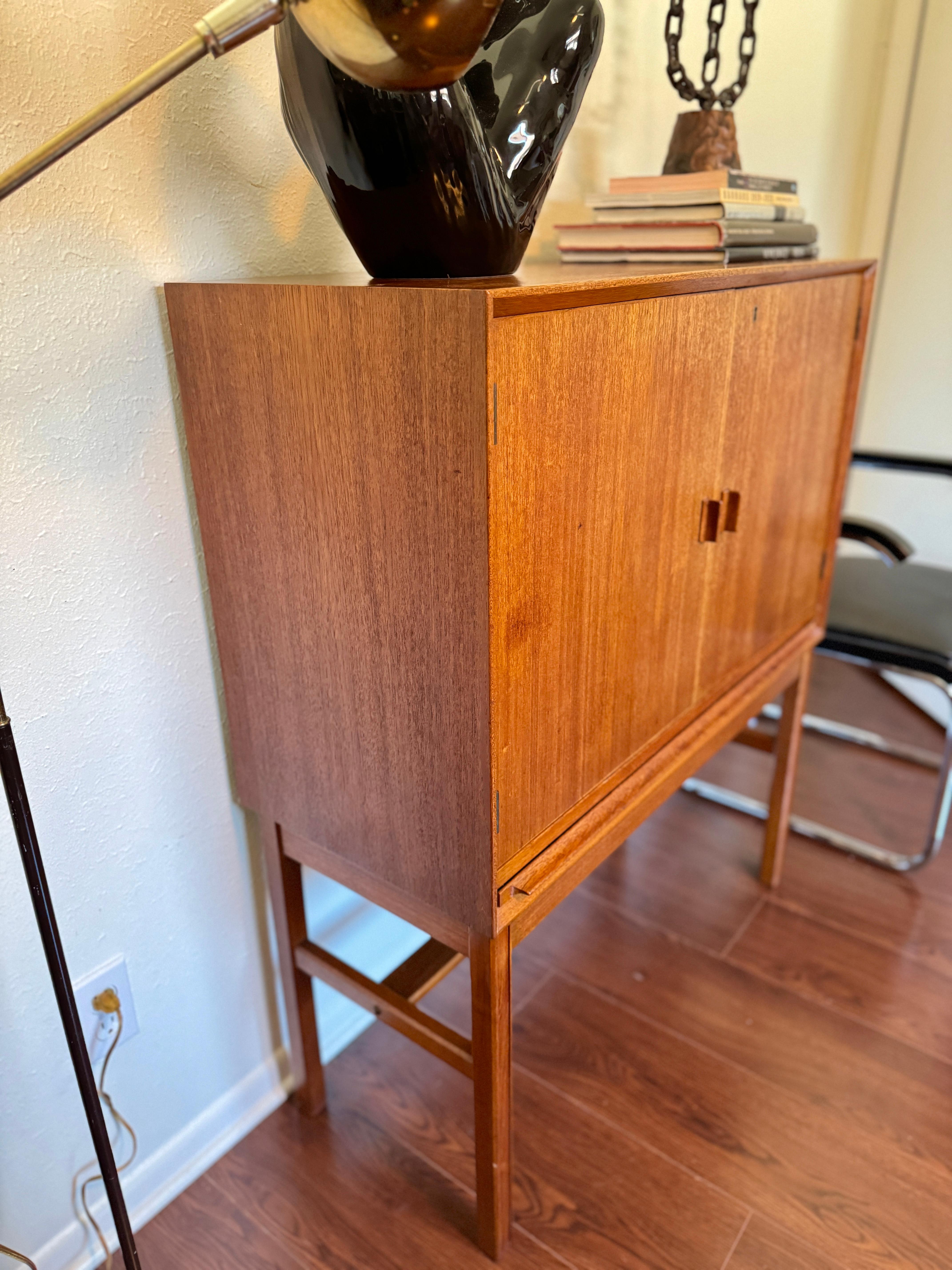 Mid-20th Century A rare mid century modern tall bar cabinet with a pull out surface