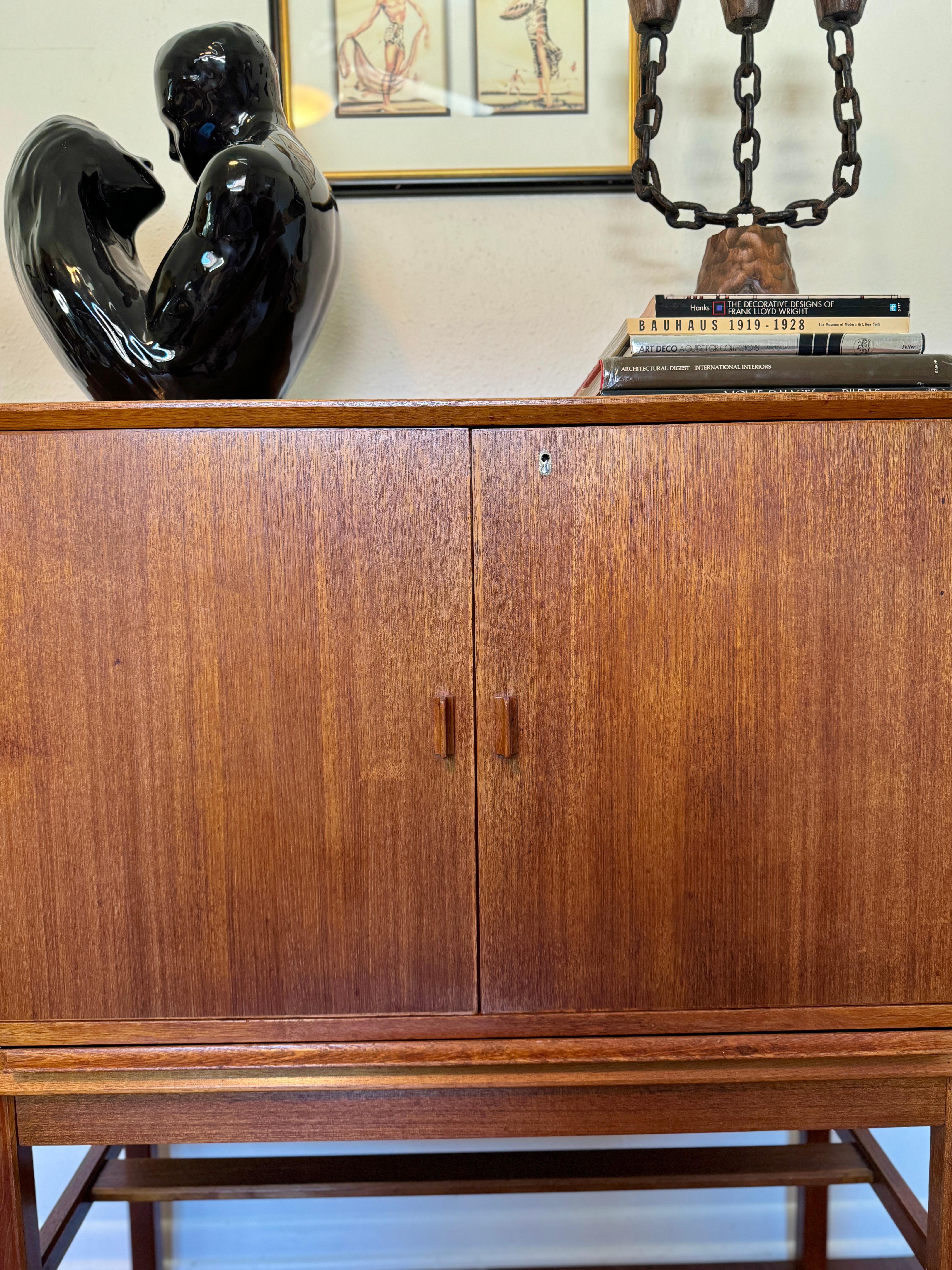 A rare mid century modern tall bar cabinet with a pull out surface For Sale 2