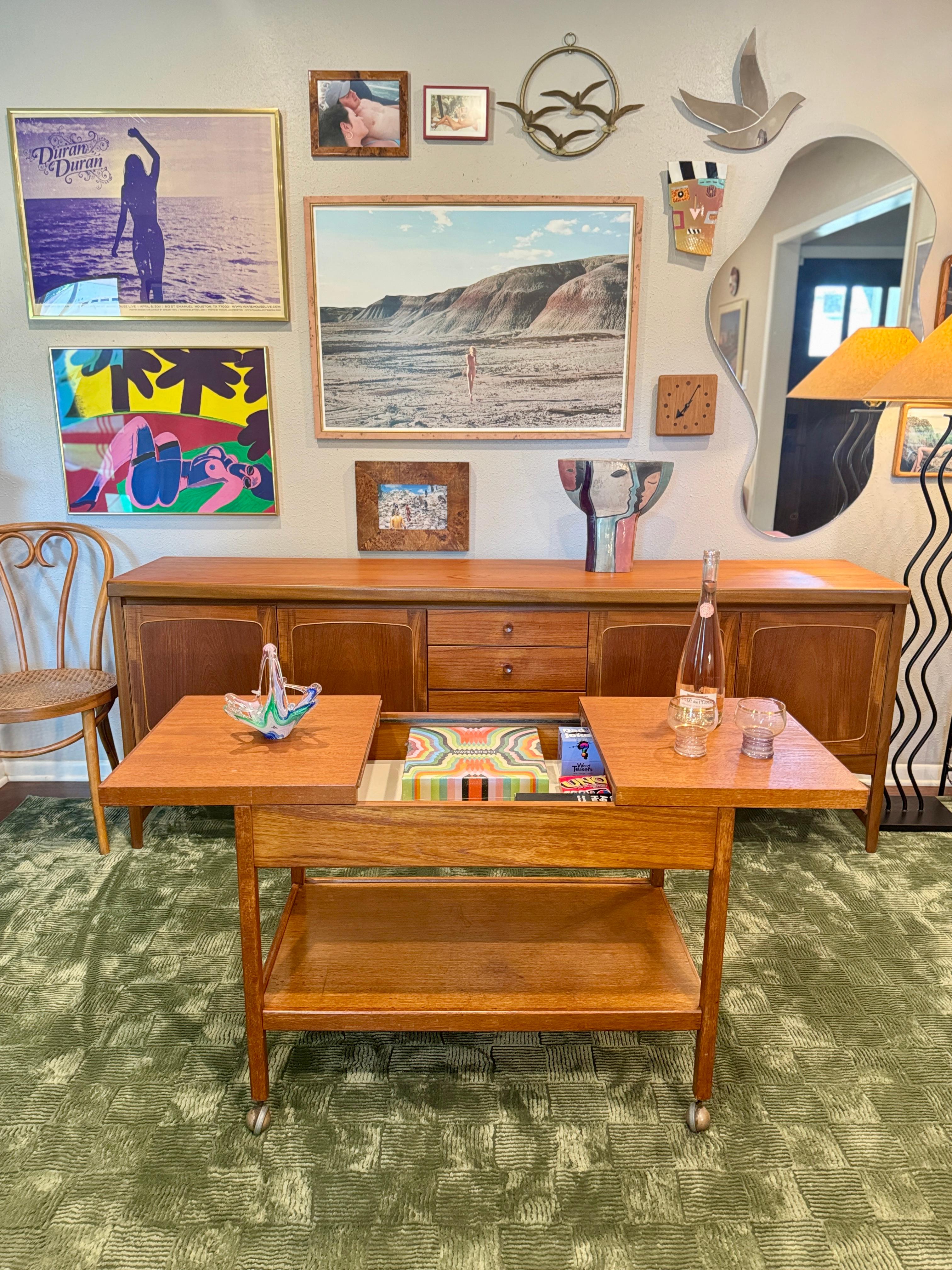 A rare mid century modern teak 2 tier bar or serving cart, circa 1960s In Good Condition For Sale In Houston, TX
