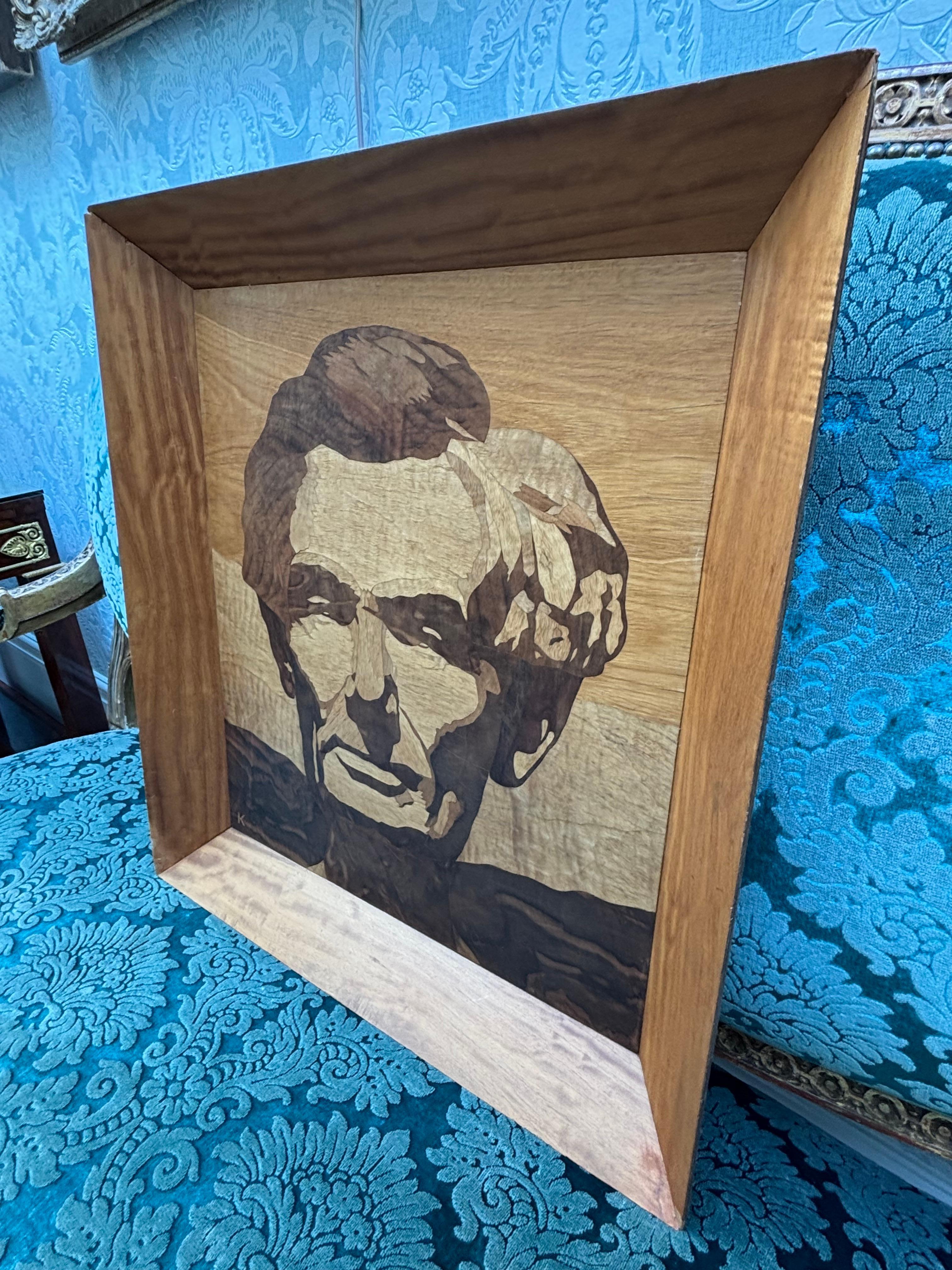 20ième siècle Rare portrait d'Abraham Lincoln exécuté en bois incrusté au milieu du siècle, signé K.Wood. en vente