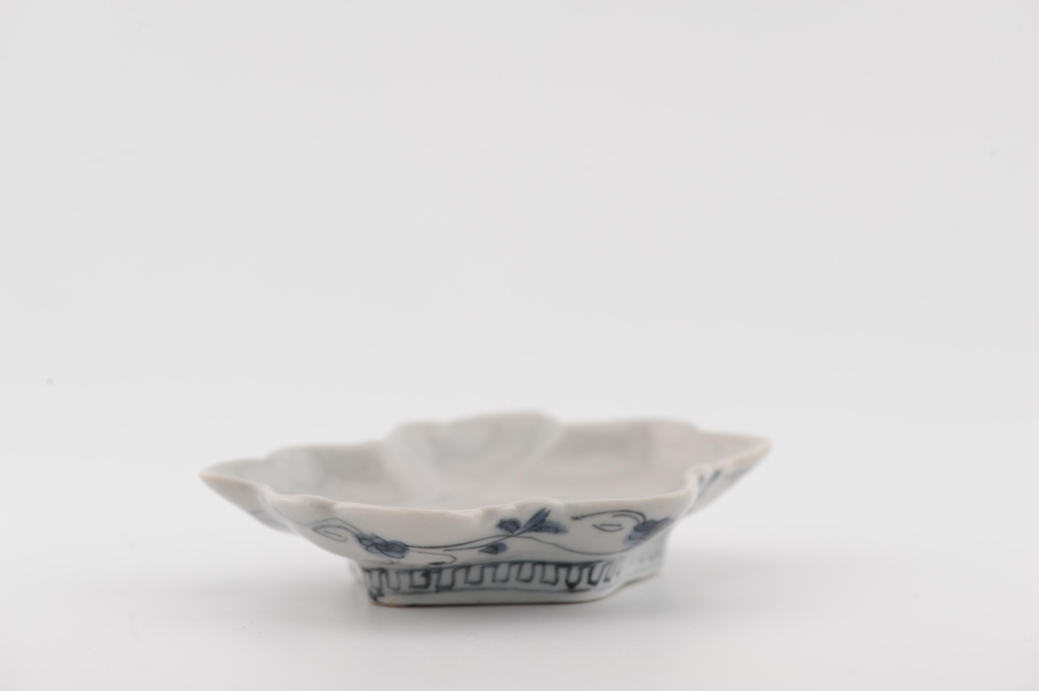 Raro piatto in miniatura del periodo Edo Ko-Kutani / Ko-Imari Porcelain a forma di foglia in vendita 5