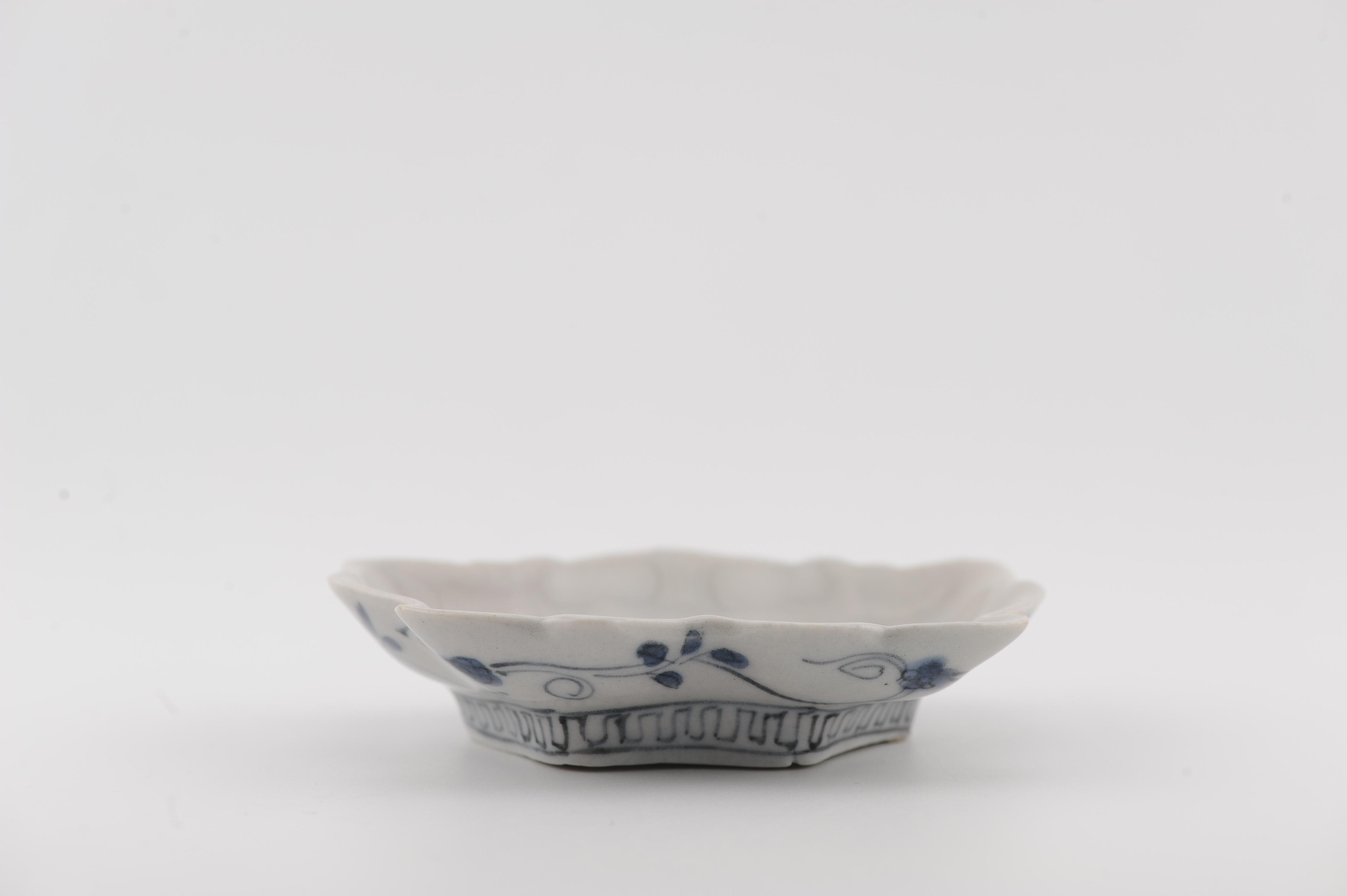 Raro piatto in miniatura del periodo Edo Ko-Kutani / Ko-Imari Porcelain a forma di foglia in vendita 6