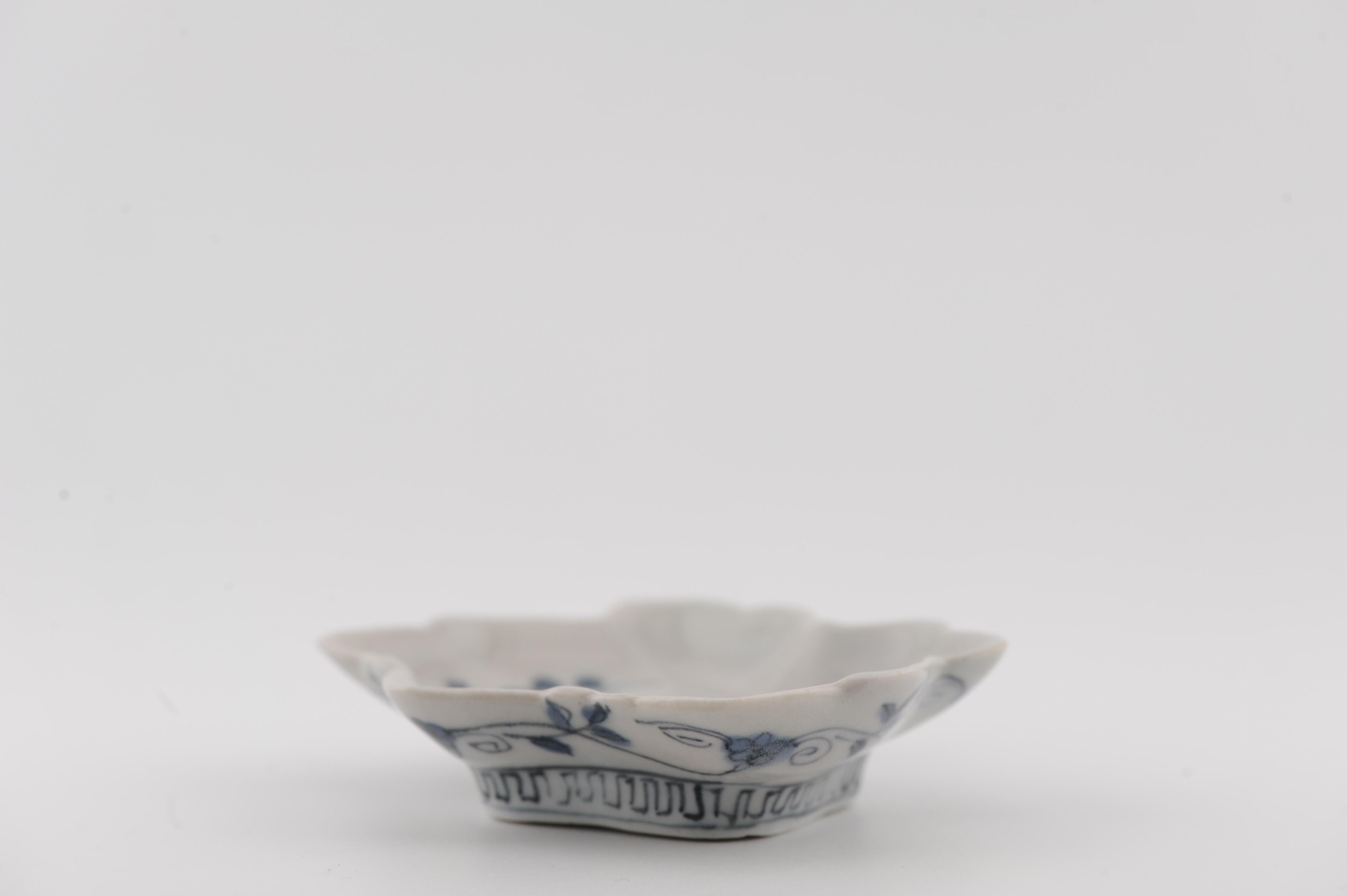 Raro piatto in miniatura del periodo Edo Ko-Kutani / Ko-Imari Porcelain a forma di foglia in vendita 7