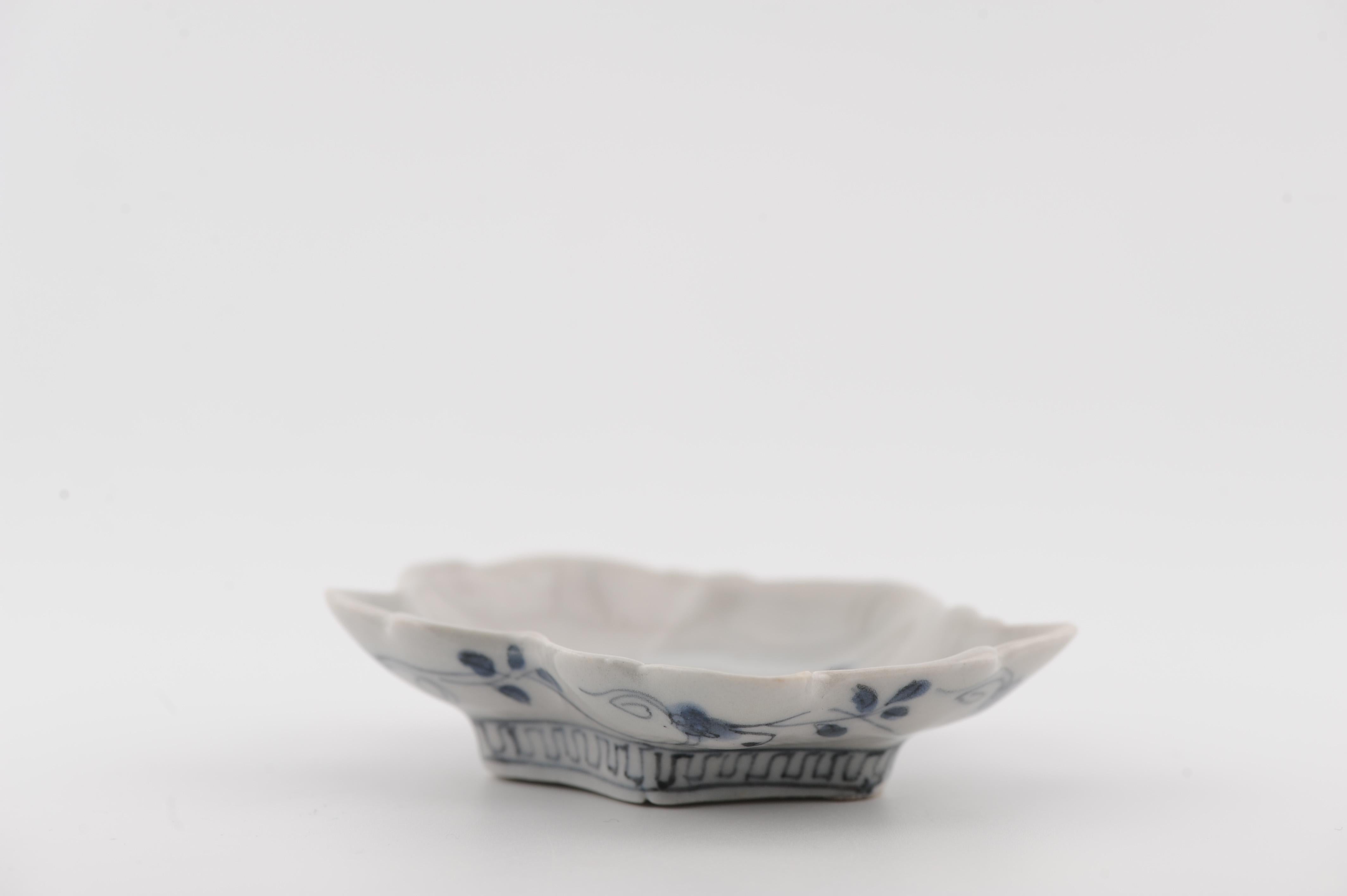 Raro piatto in miniatura del periodo Edo Ko-Kutani / Ko-Imari Porcelain a forma di foglia In condizioni buone in vendita a Amsterdam, Noord Holland