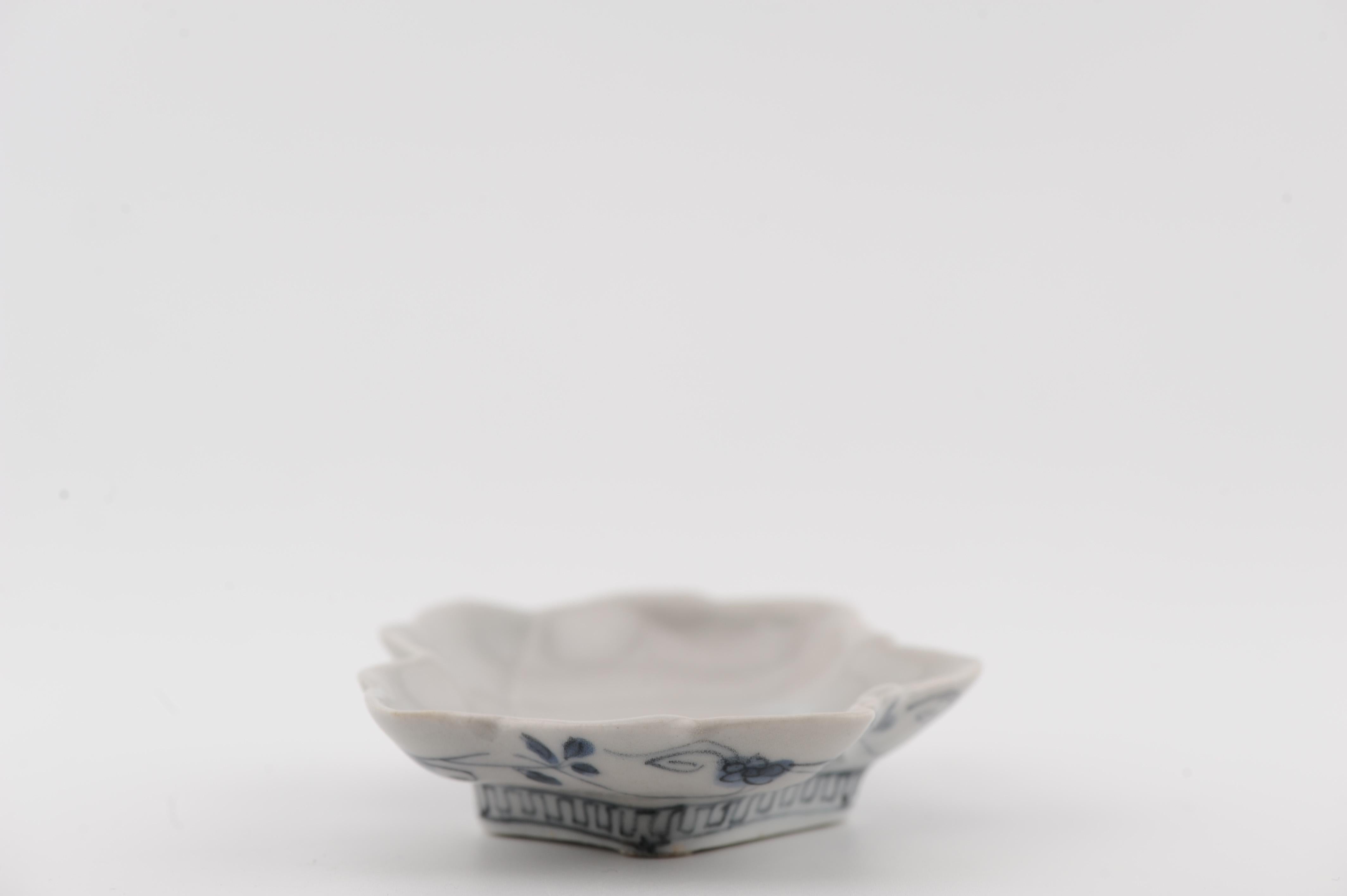 Fino al XVIII secolo Raro piatto in miniatura del periodo Edo Ko-Kutani / Ko-Imari Porcelain a forma di foglia in vendita