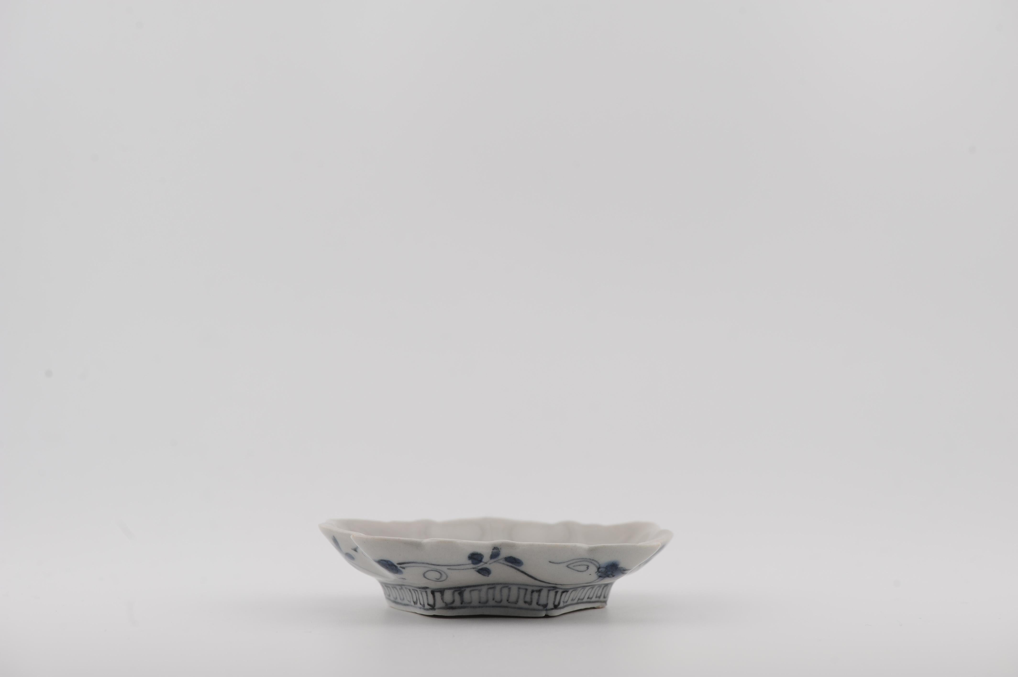 Porcellana Raro piatto in miniatura del periodo Edo Ko-Kutani / Ko-Imari Porcelain a forma di foglia in vendita