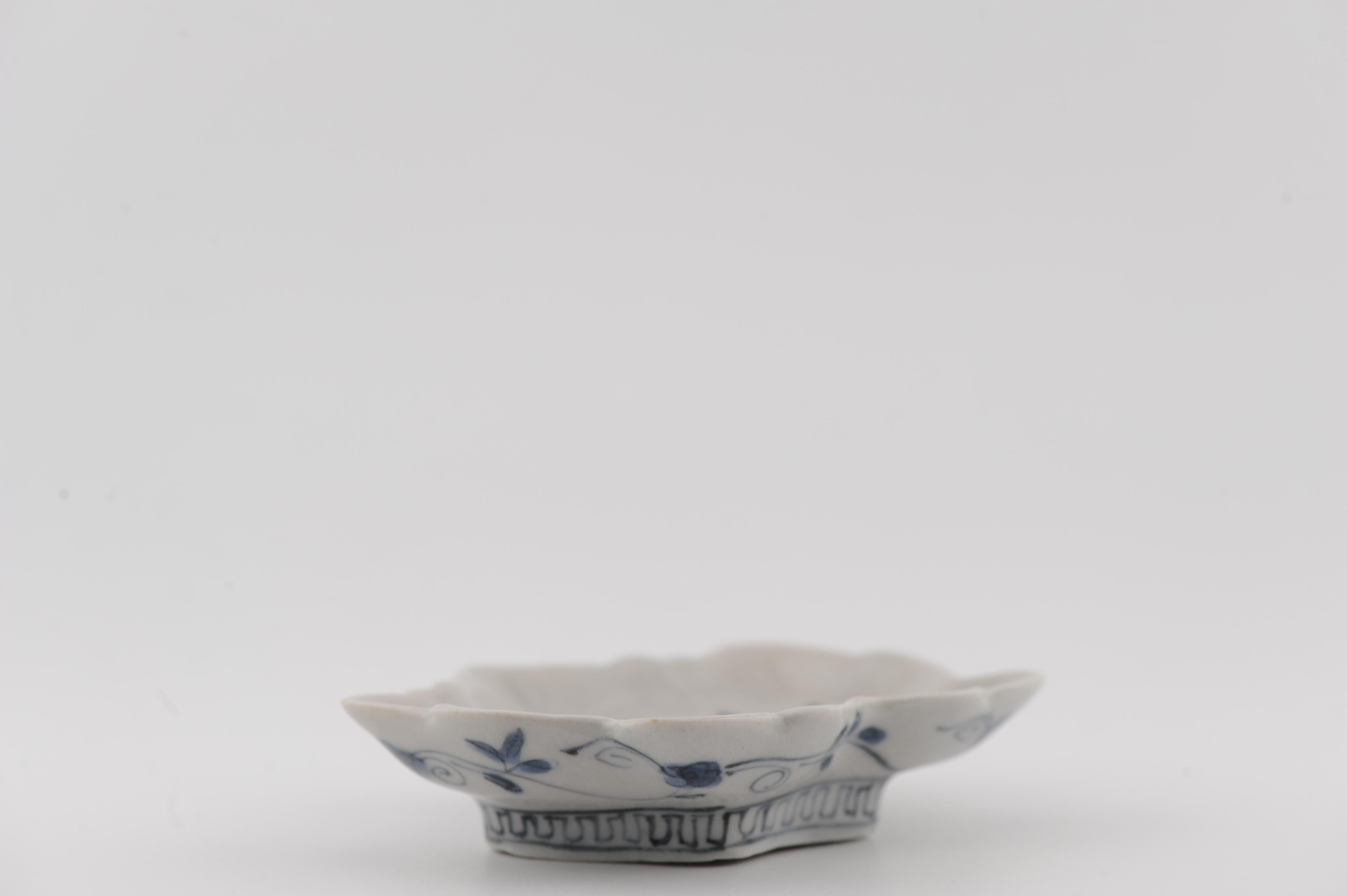Raro piatto in miniatura del periodo Edo Ko-Kutani / Ko-Imari Porcelain a forma di foglia in vendita 1