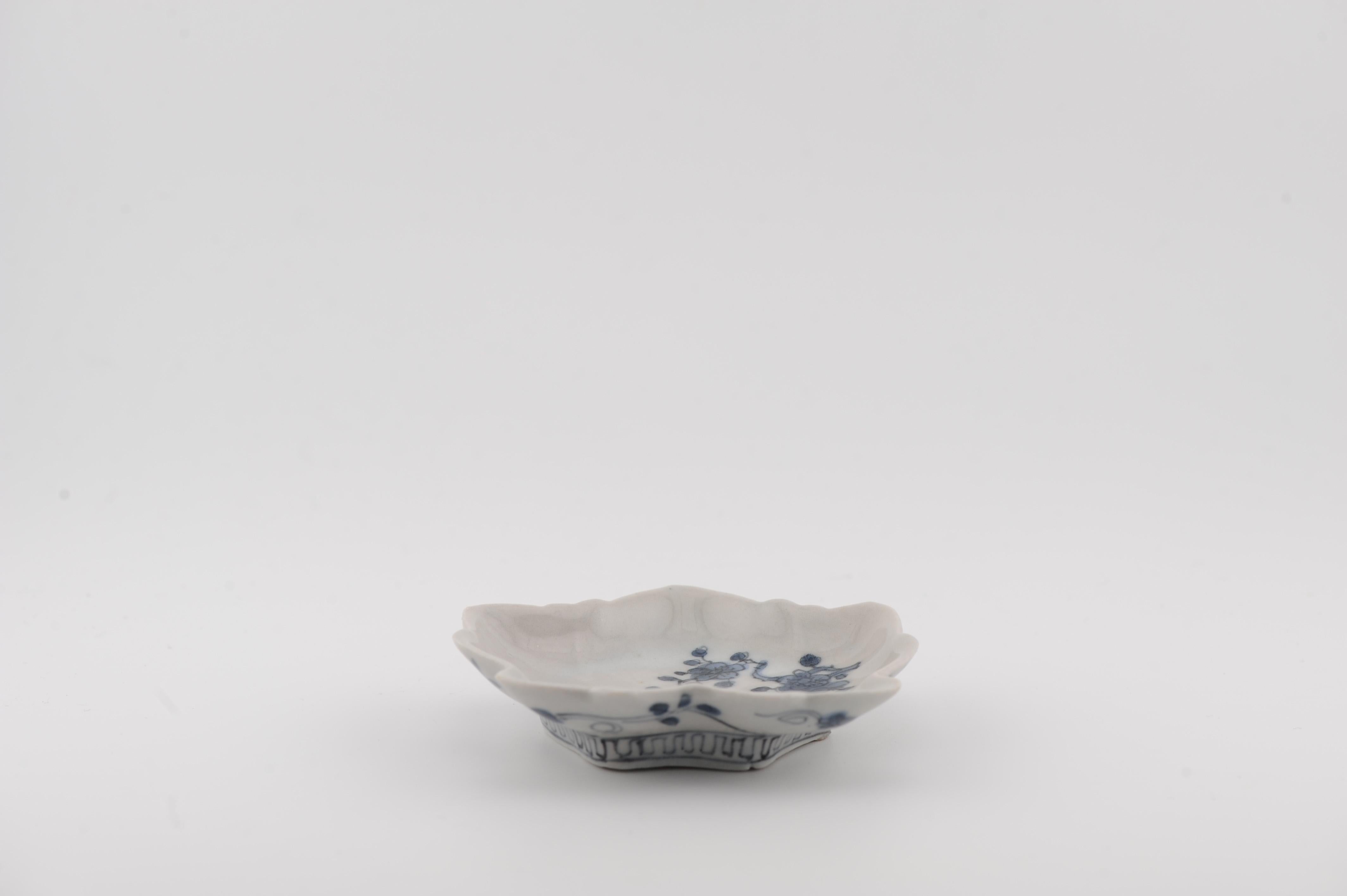 Raro piatto in miniatura del periodo Edo Ko-Kutani / Ko-Imari Porcelain a forma di foglia in vendita 2