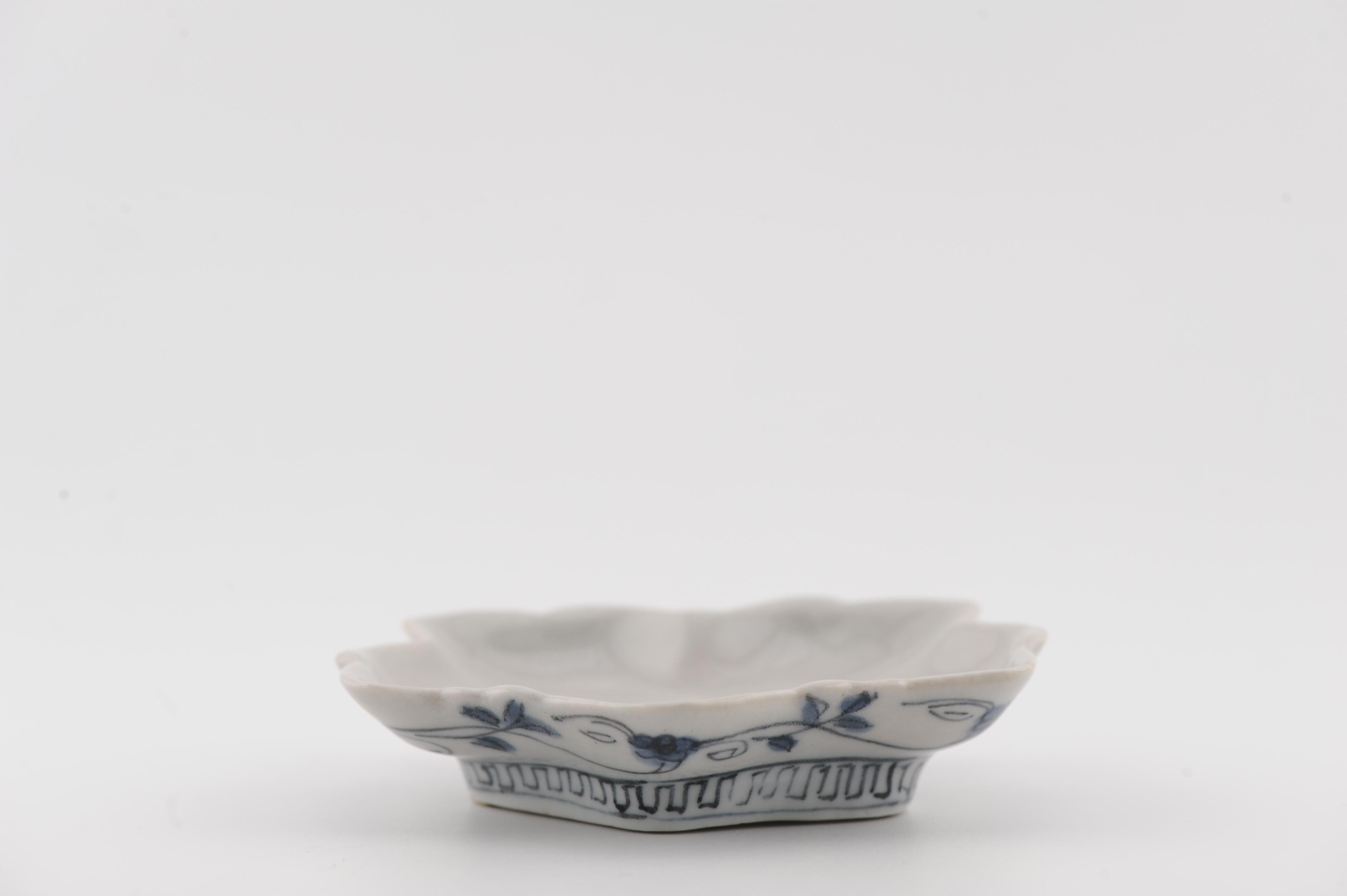 Raro piatto in miniatura del periodo Edo Ko-Kutani / Ko-Imari Porcelain a forma di foglia in vendita 3