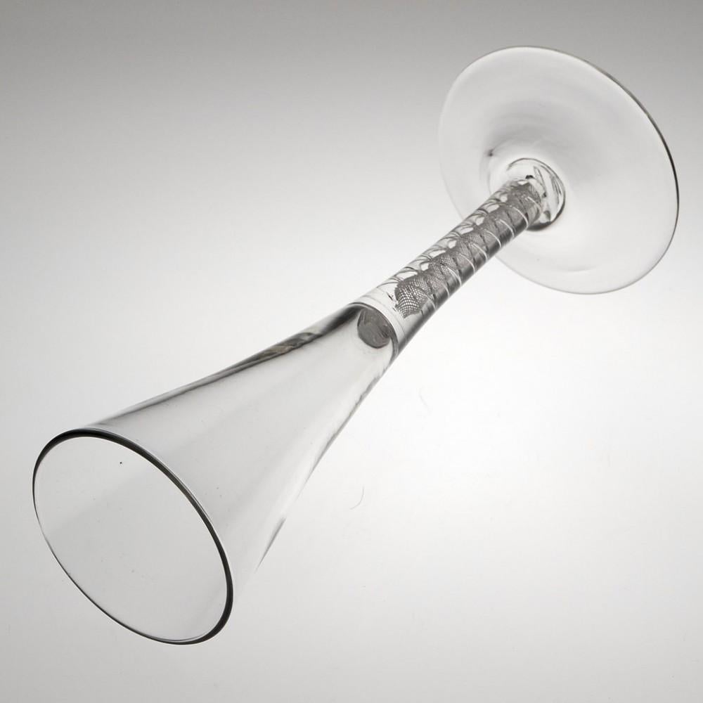 Un raro flute da champagne a tortiglione misto del XVIII secolo, 1765 ca.

Informazioni aggiuntive:
Periodo : Giorgio II-Giuseppe III
Origine : Inghilterra 
Colore: Trasparente 
Ciotola : Snella e conica
Stelo : Un paio di tortiglioni d'aria fissati