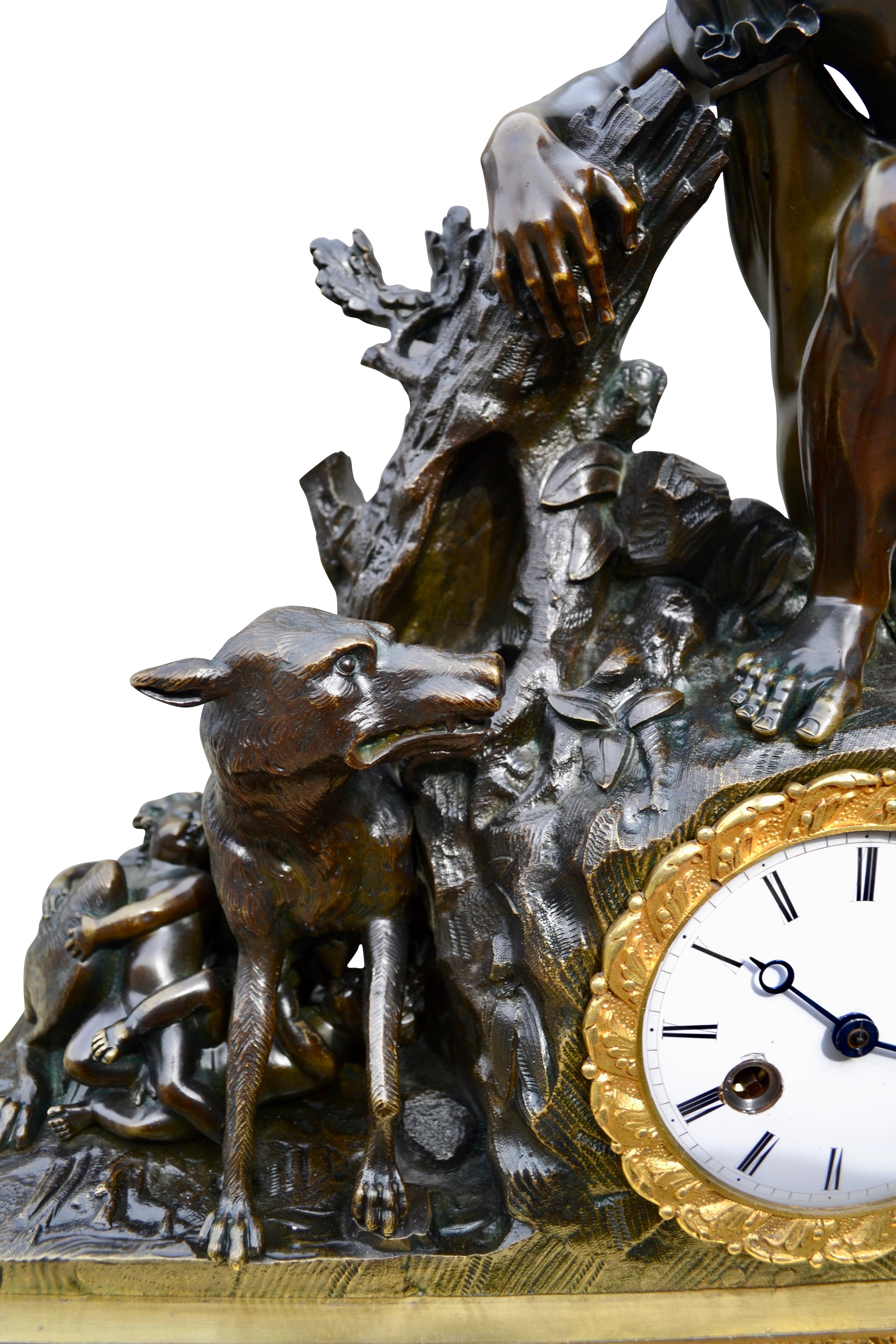Rare horloge Empire modèle rare représentant Faustulus découvrant Romolus et Remus en vente 1