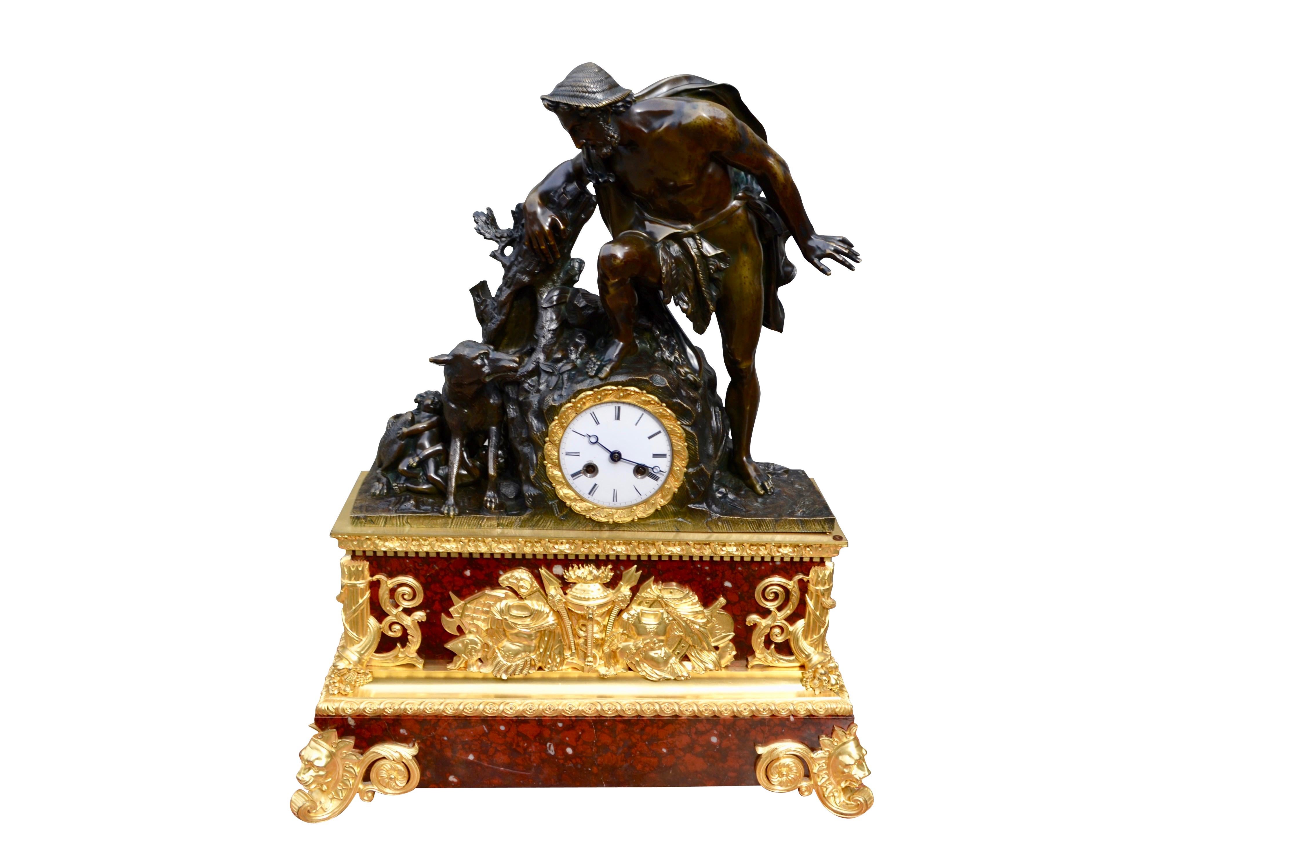 L'horloge de manteau de style Empire français de la fin de l'ère française/Charles X est de la plus haute qualité en termes de moulage, de ciselure et de dorure du bronze. La figure partiellement vêtue de Faustulus s'appuie sur un affleurement